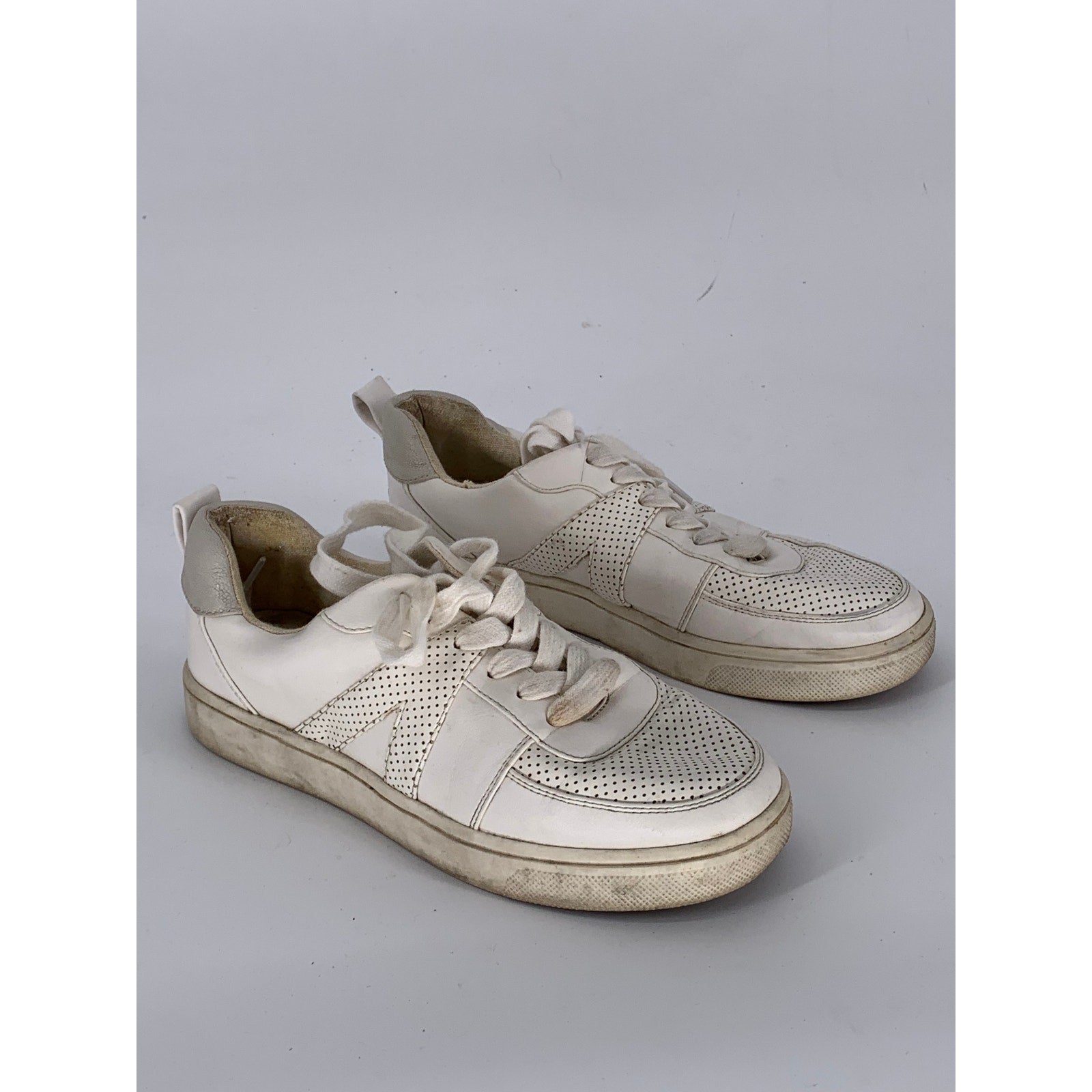 MIA Women's White Perforated Kellan Lace-Up Round-Toe Casual Sneakers SZ 6