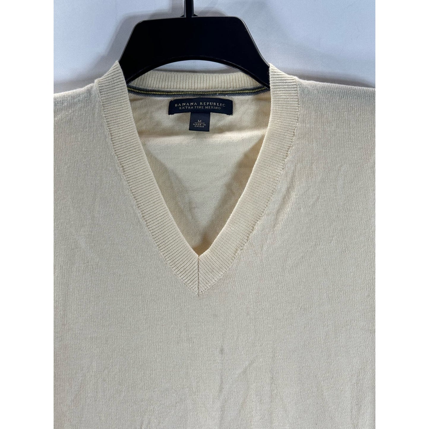 BANANA REPUBLIC Men's Cream V-Neck Extra Fine Merino Wool Pullover Sweater SZ M