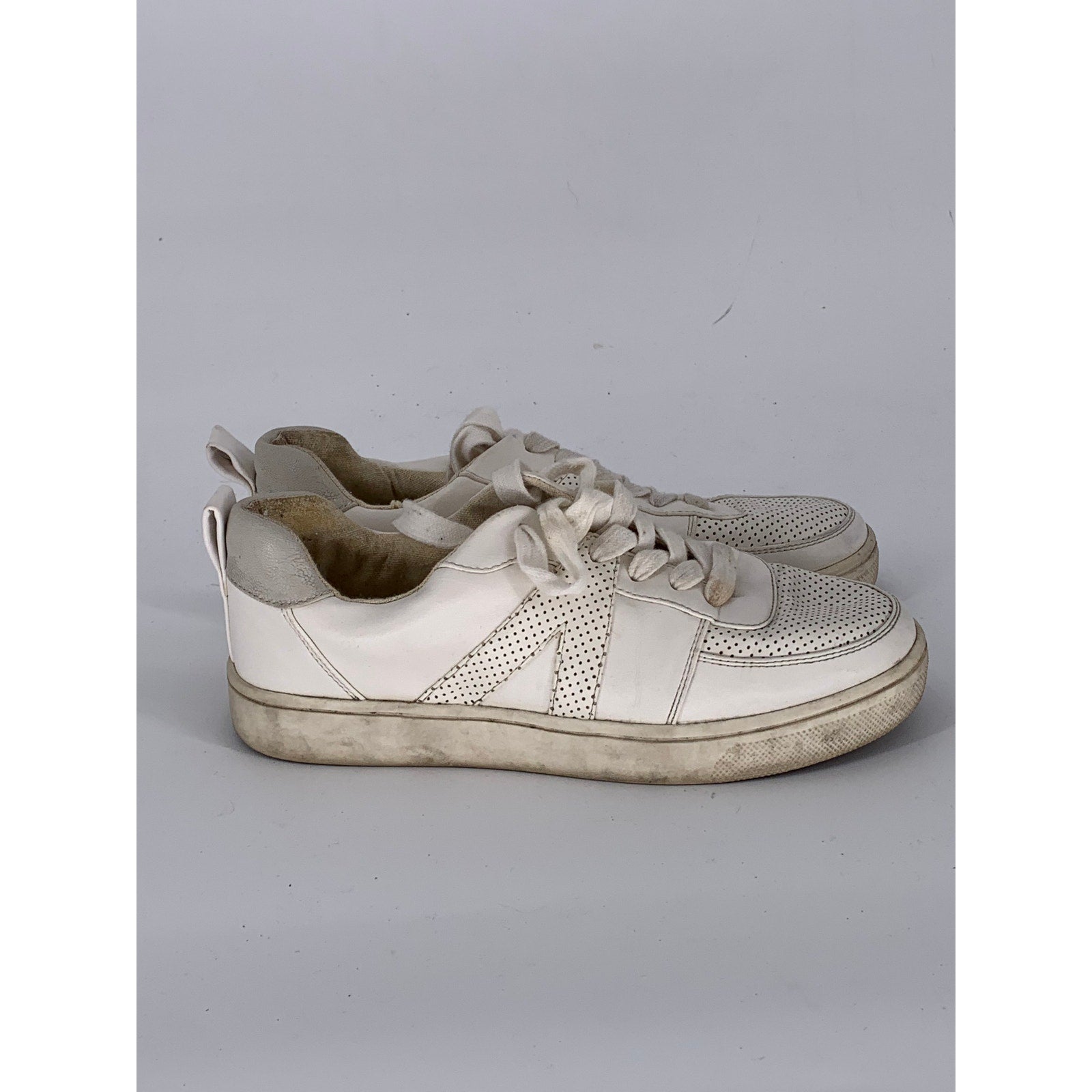 MIA Women's White Perforated Kellan Lace-Up Round-Toe Casual Sneakers SZ 6