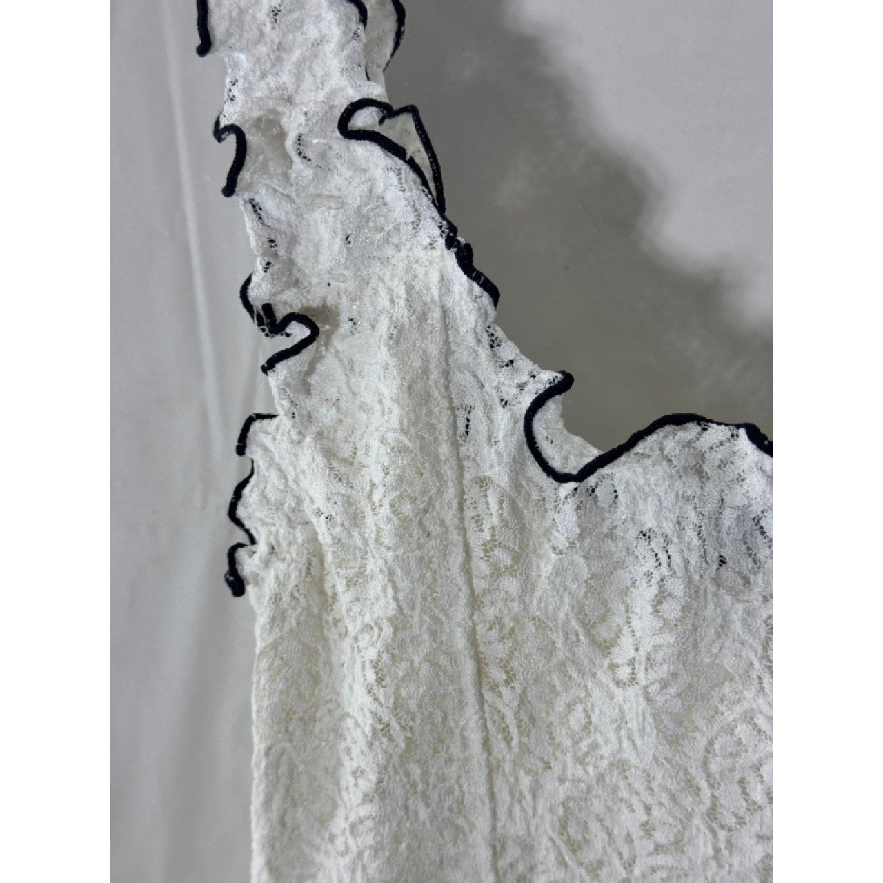 URBAN OUTFITTERS Women's White/Black Lettuce-Trim Floral Lace Tie-Front Top SZ S