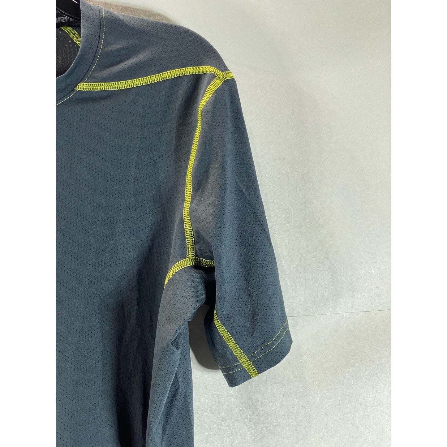 UNDER ARMOUR Men's Gray Perforated Fitted Crewneck Short Sleeve T-Shirt SZ S