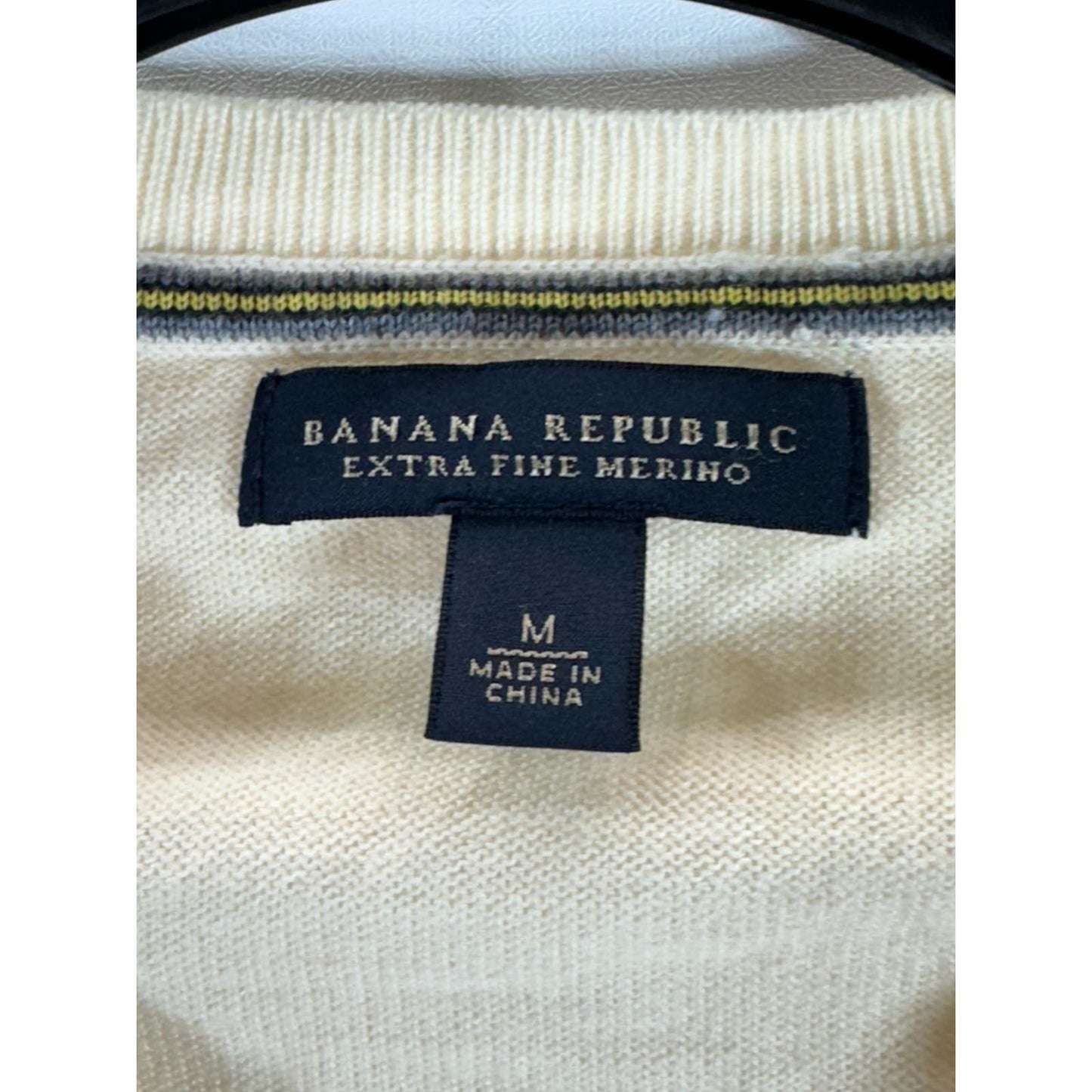 BANANA REPUBLIC Men's Cream V-Neck Extra Fine Merino Wool Pullover Sweater SZ M