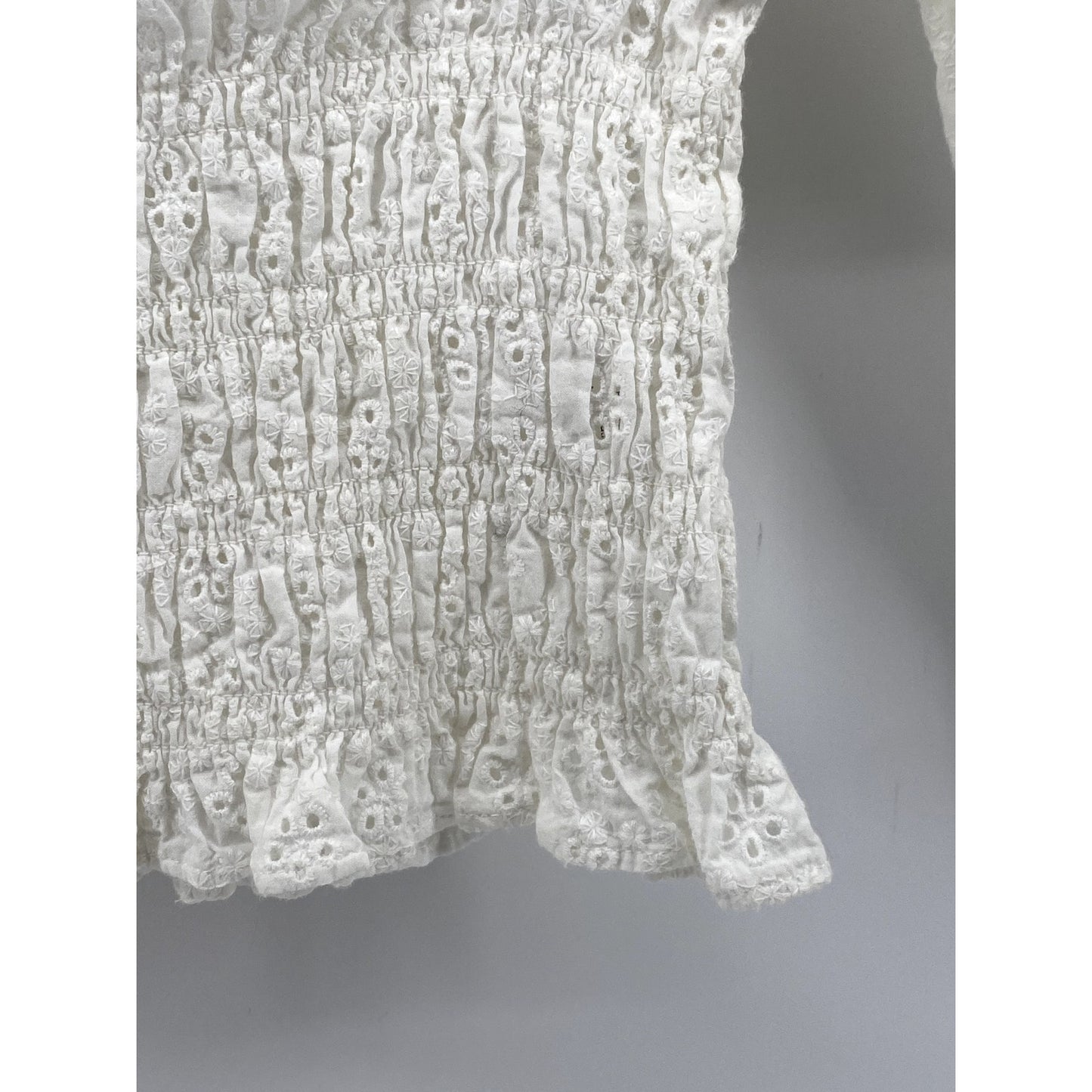 SO Women's White Floral Eyelet Smocked Crewneck Long Sleeve Cropped Top SZ XS