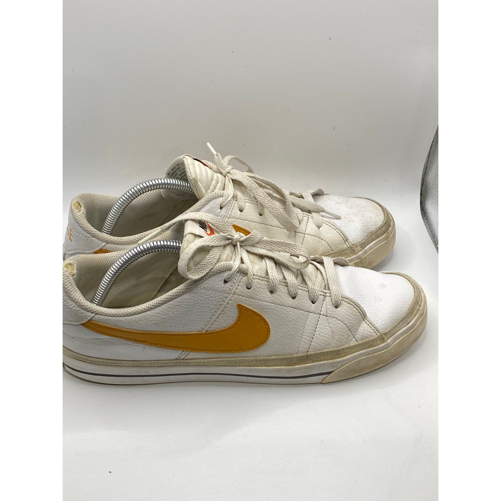 NIKE Men's Distressed White Leather Court Legacy Round-Toe Lace-Up Sneakers SZ11