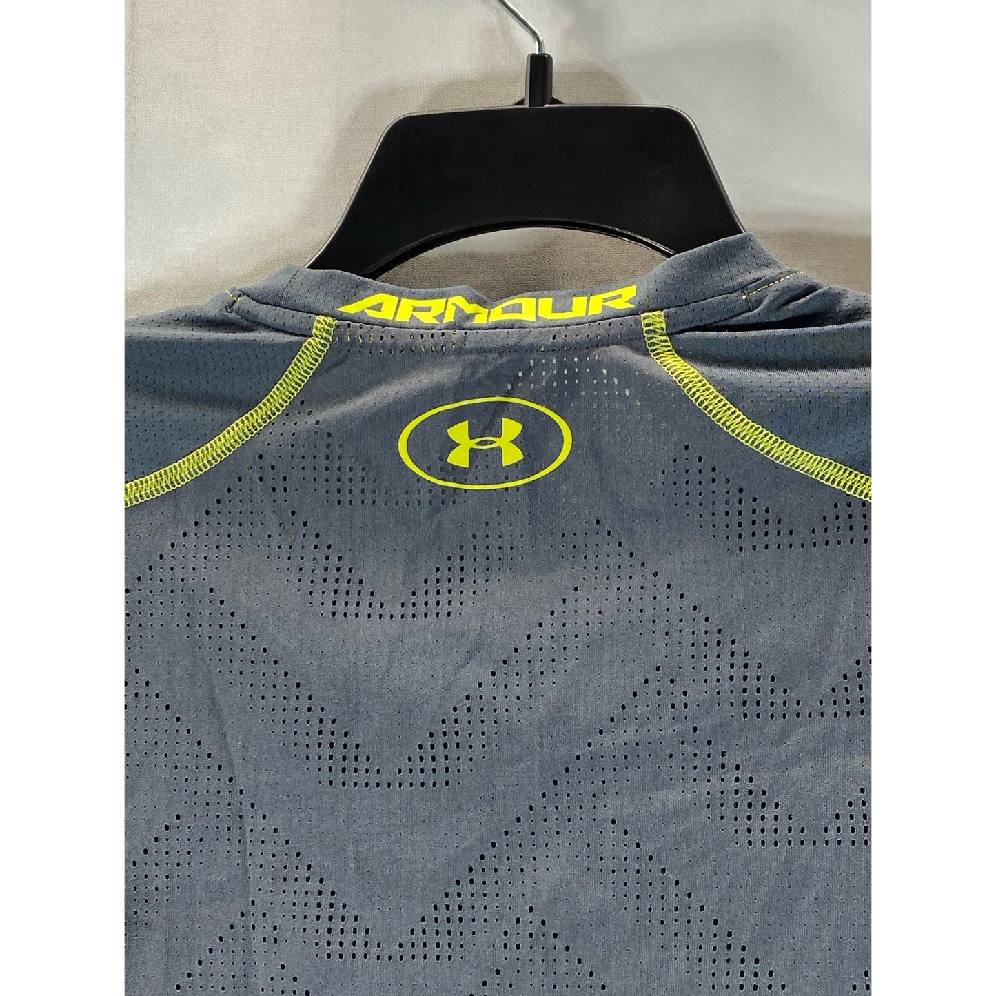 UNDER ARMOUR Men's Gray Perforated Fitted Crewneck Short Sleeve T-Shirt SZ S