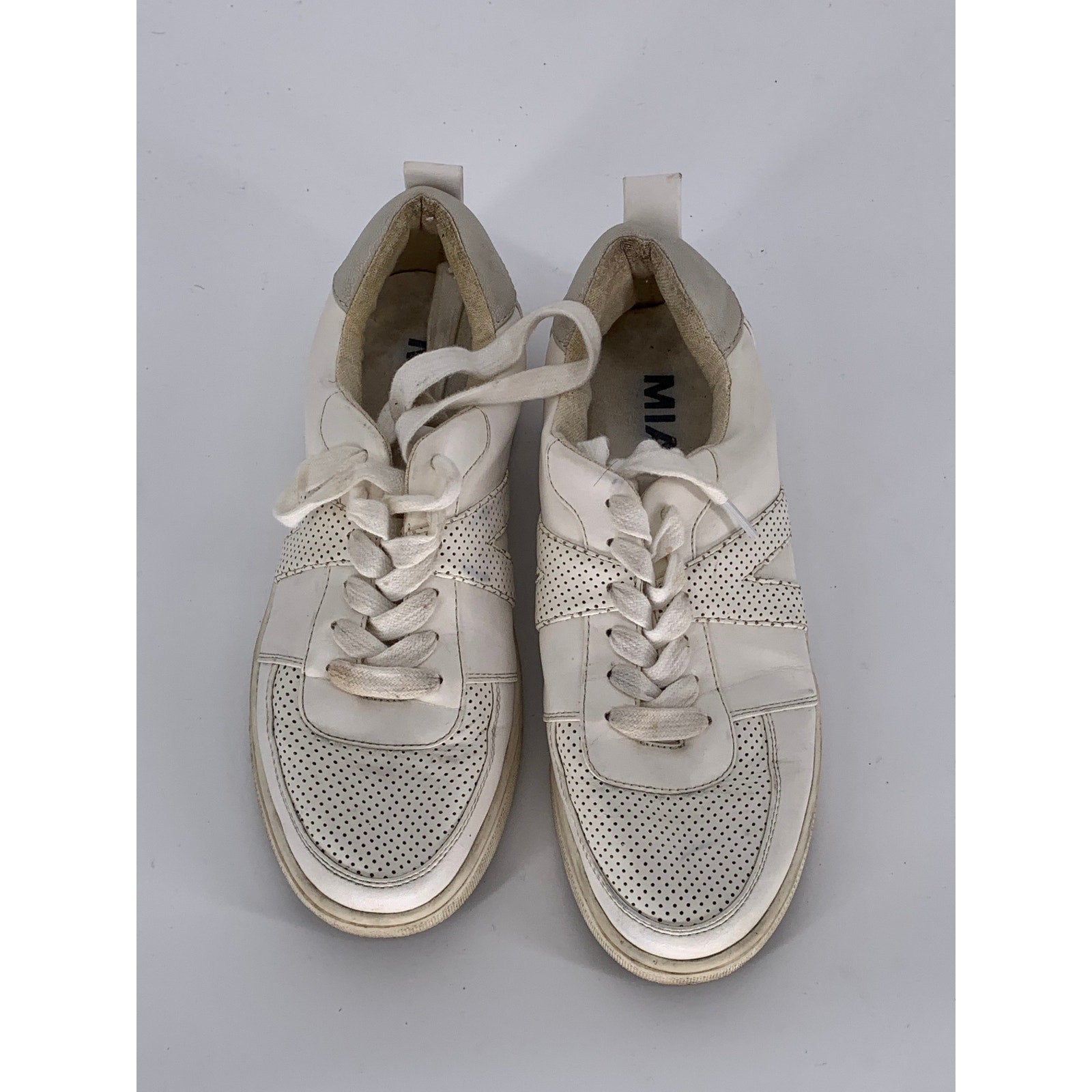 MIA Women's White Perforated Kellan Lace-Up Round-Toe Casual Sneakers SZ 6