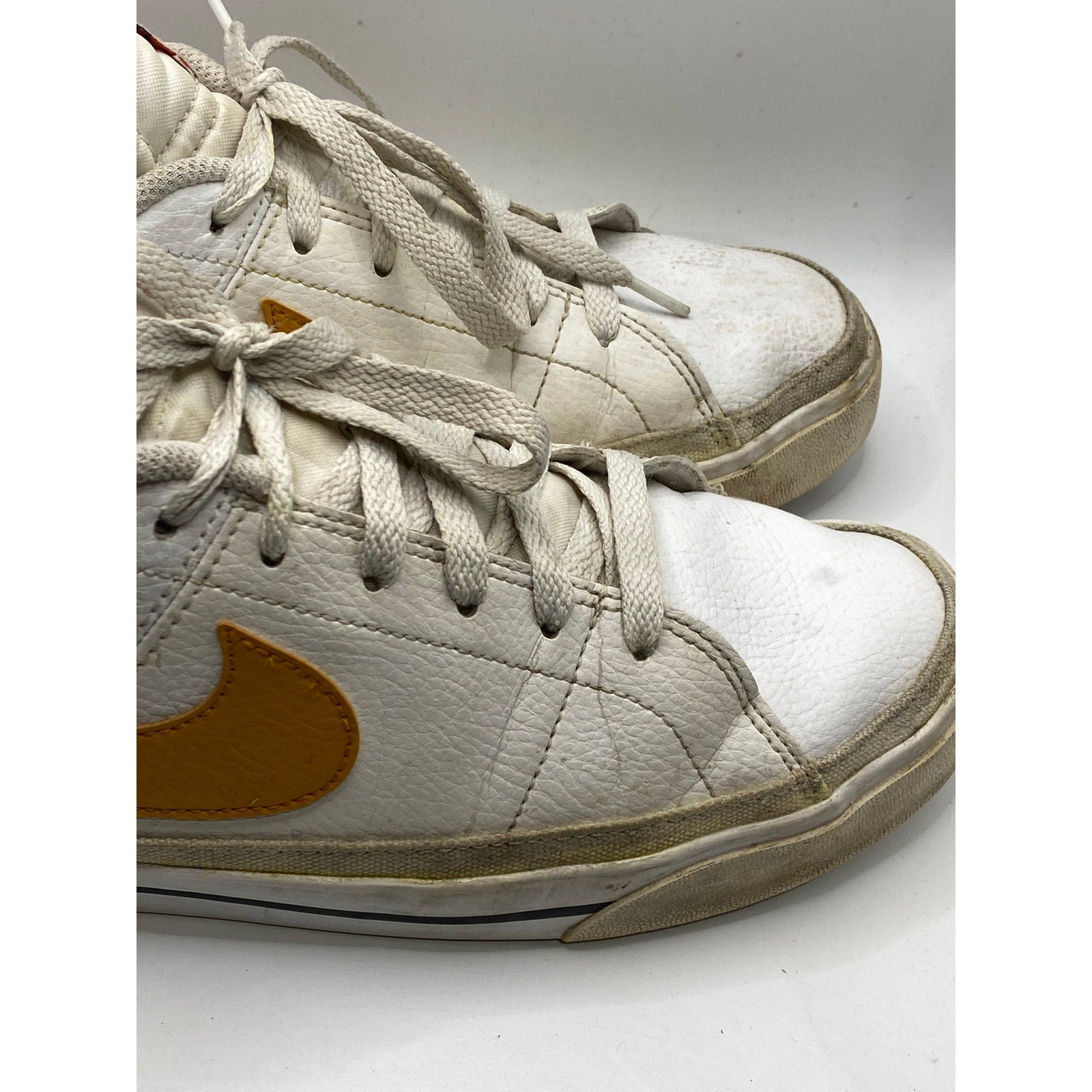 NIKE Men's Distressed White Leather Court Legacy Round-Toe Lace-Up Sneakers SZ11