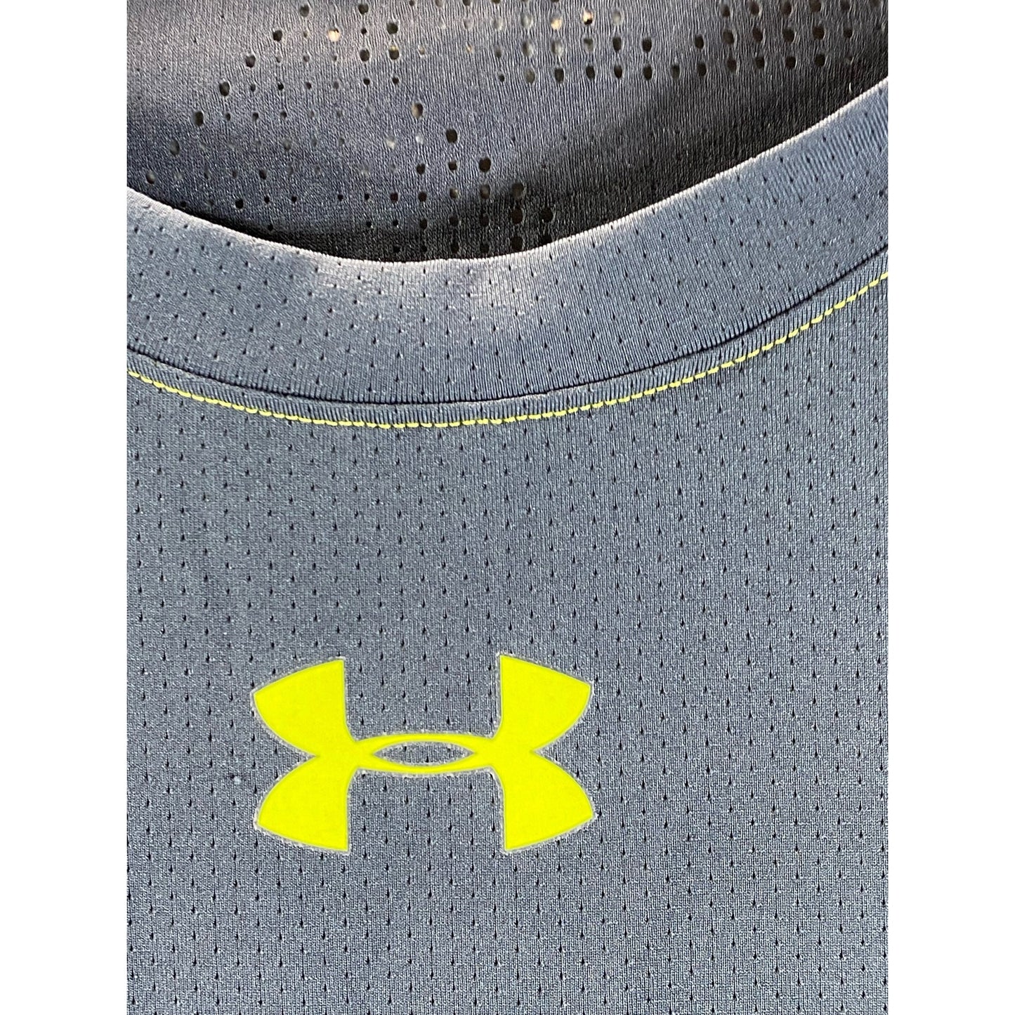 UNDER ARMOUR Men's Gray Perforated Fitted Crewneck Short Sleeve T-Shirt SZ S