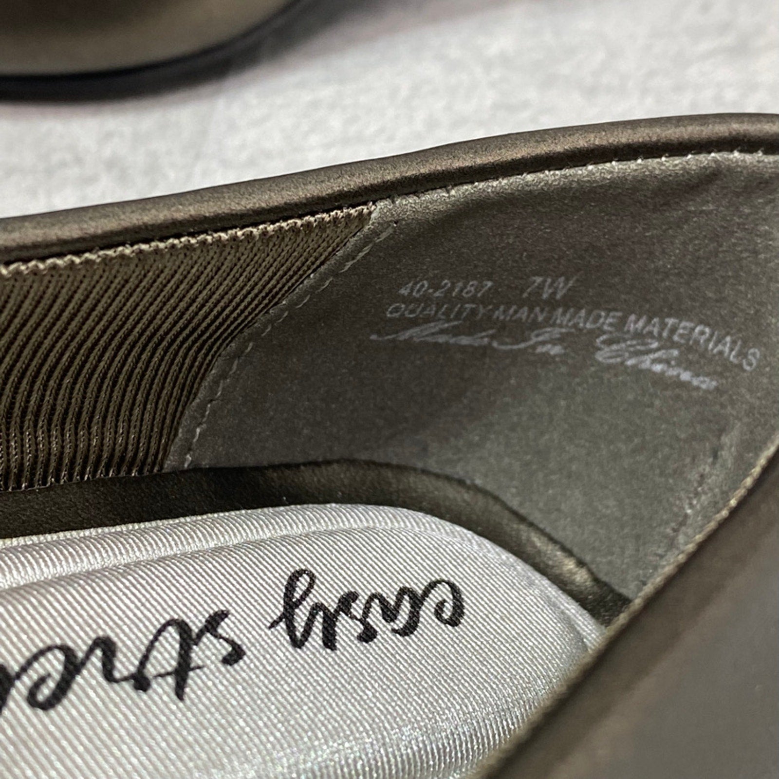 EASY STREET Pewter Fabulous Classic Round Slip On Block Heel SZ 7W