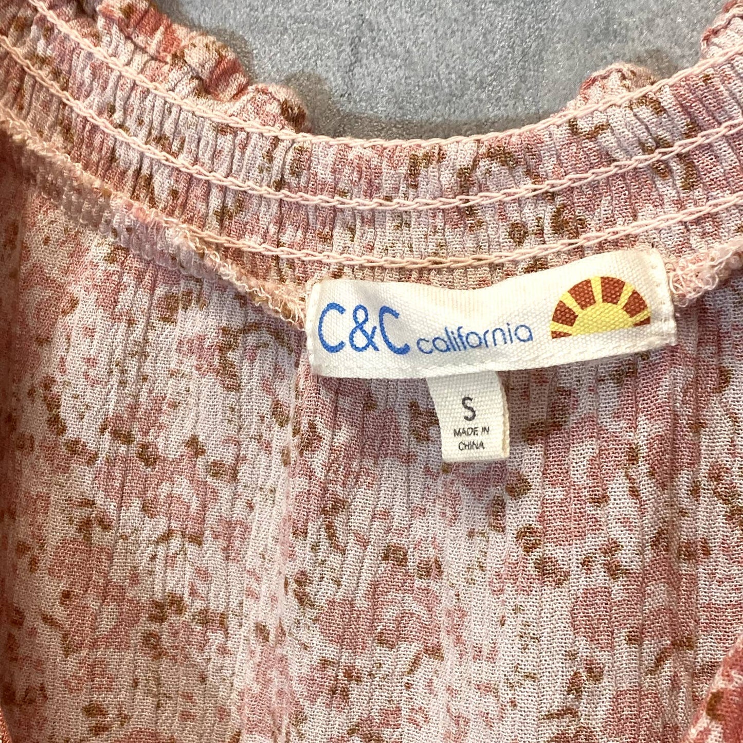 C&C CALIFORNIA Women's Rose Smoke V-Neck Ruffle Hem Short Sleeve Top SZ S