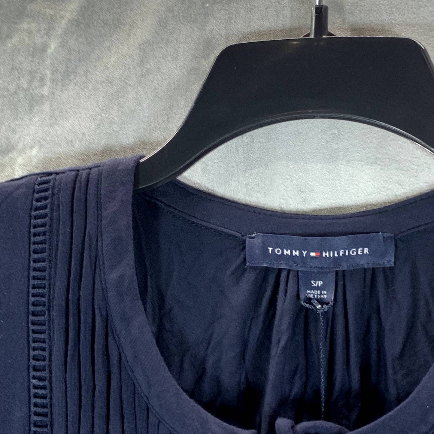 TOMMY HILFIGER Women's Navy Lace-Trimmed Pintuck Short-Sleeve Top SZ S