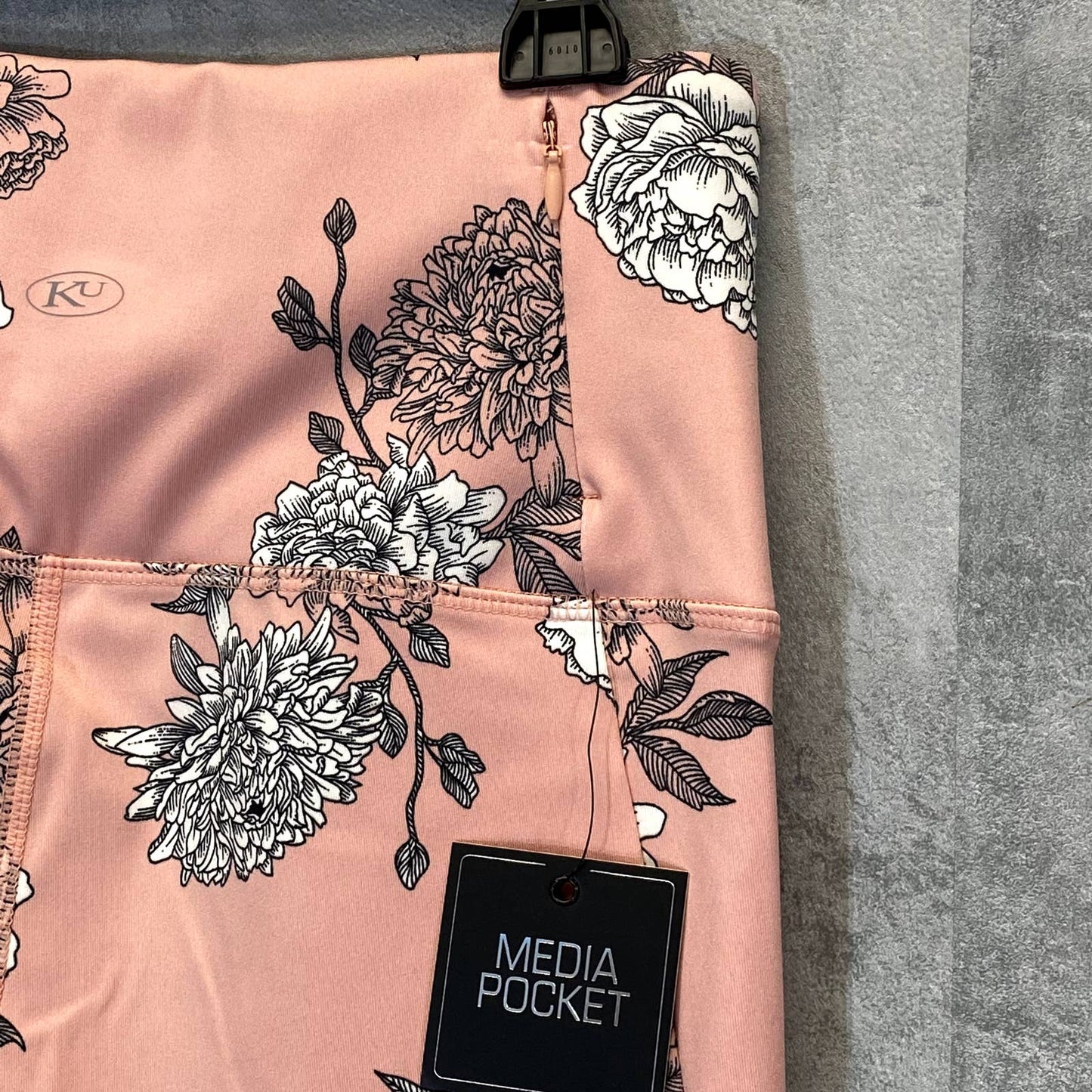 KAY UNGER Women's Pretty Peony Peach Floral Print High-Rise Capri Leggings SZ M