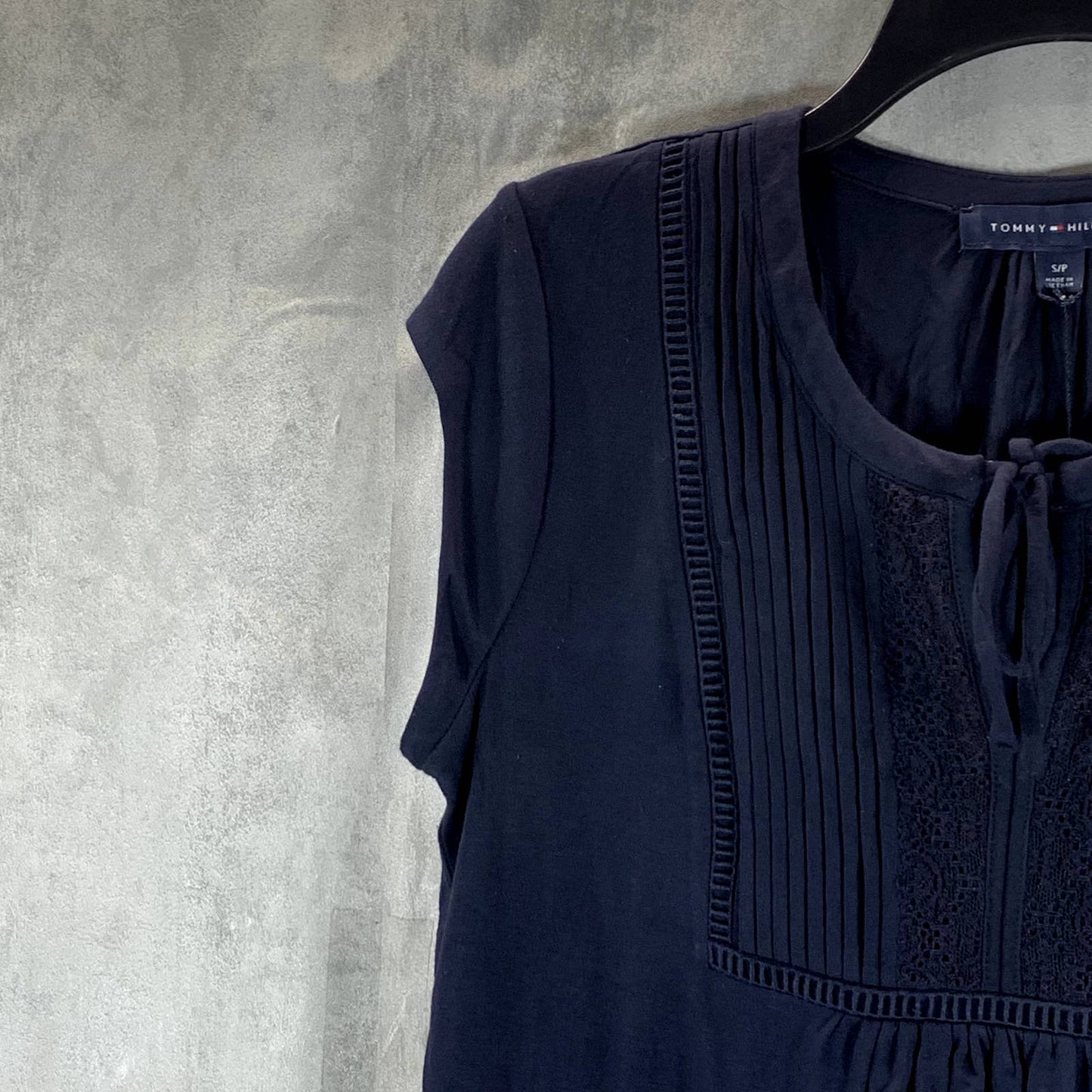 TOMMY HILFIGER Women's Navy Lace-Trimmed Pintuck Short-Sleeve Top SZ S