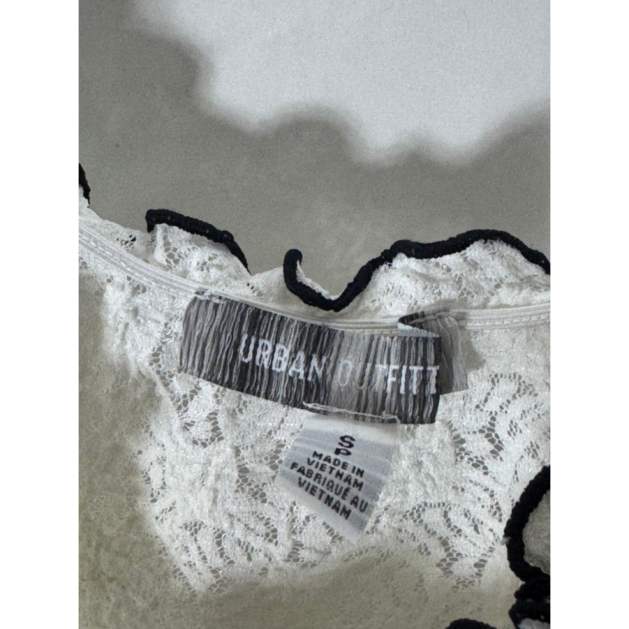 URBAN OUTFITTERS Women's White/Black Lettuce-Trim Floral Lace Tie-Front Top SZ S