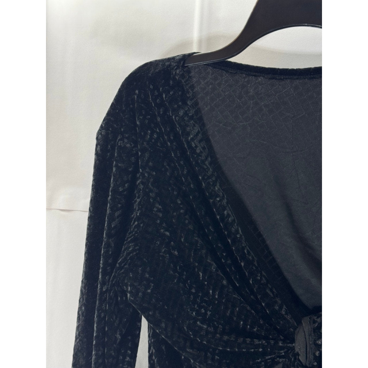 UNBRANDED Women's Black Velvet Long Sleeve V-Neck Tie-Front Top SZ M