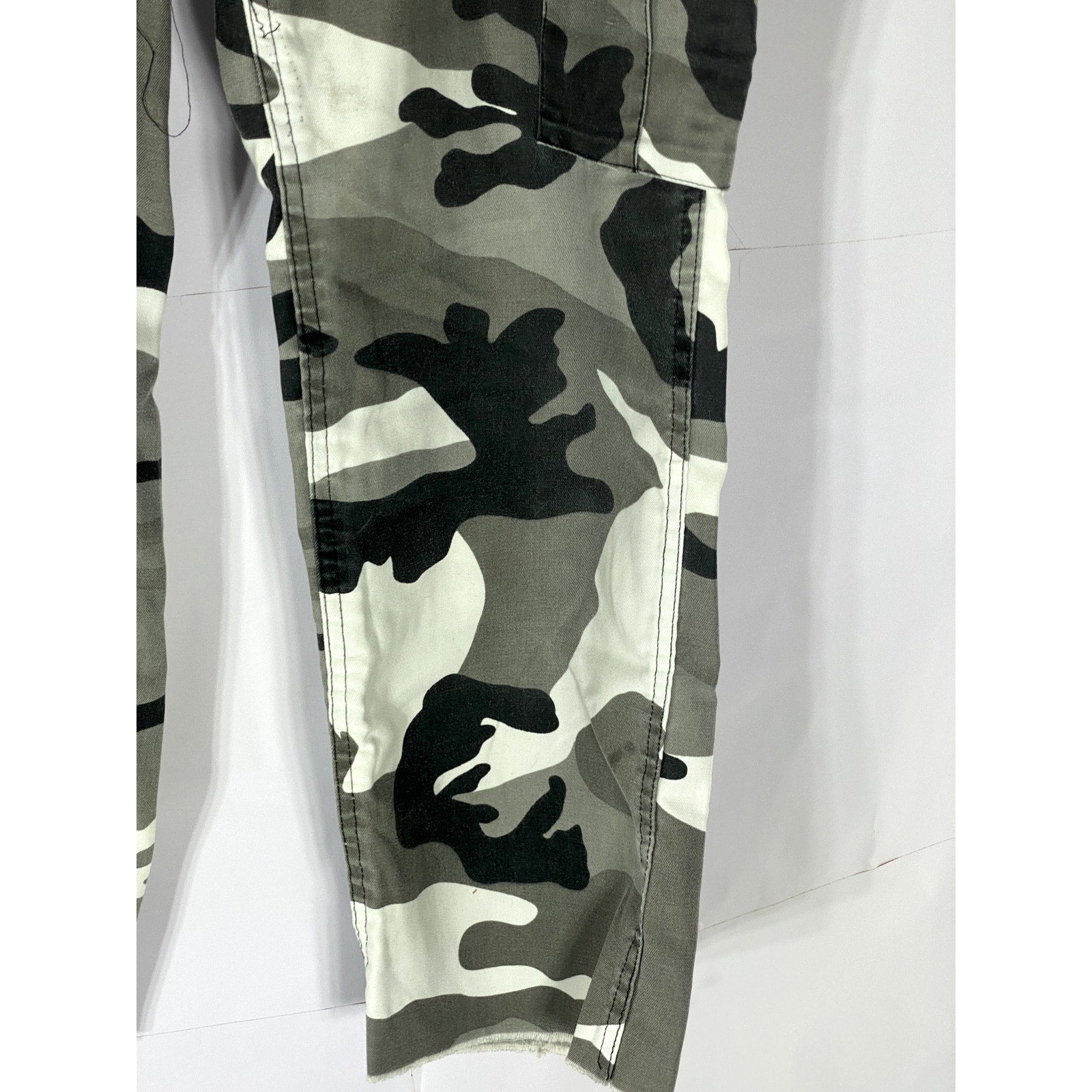 UNBRANDED Women's Gray-White Camo Print Straight-Leg Cargo Pant SZ M