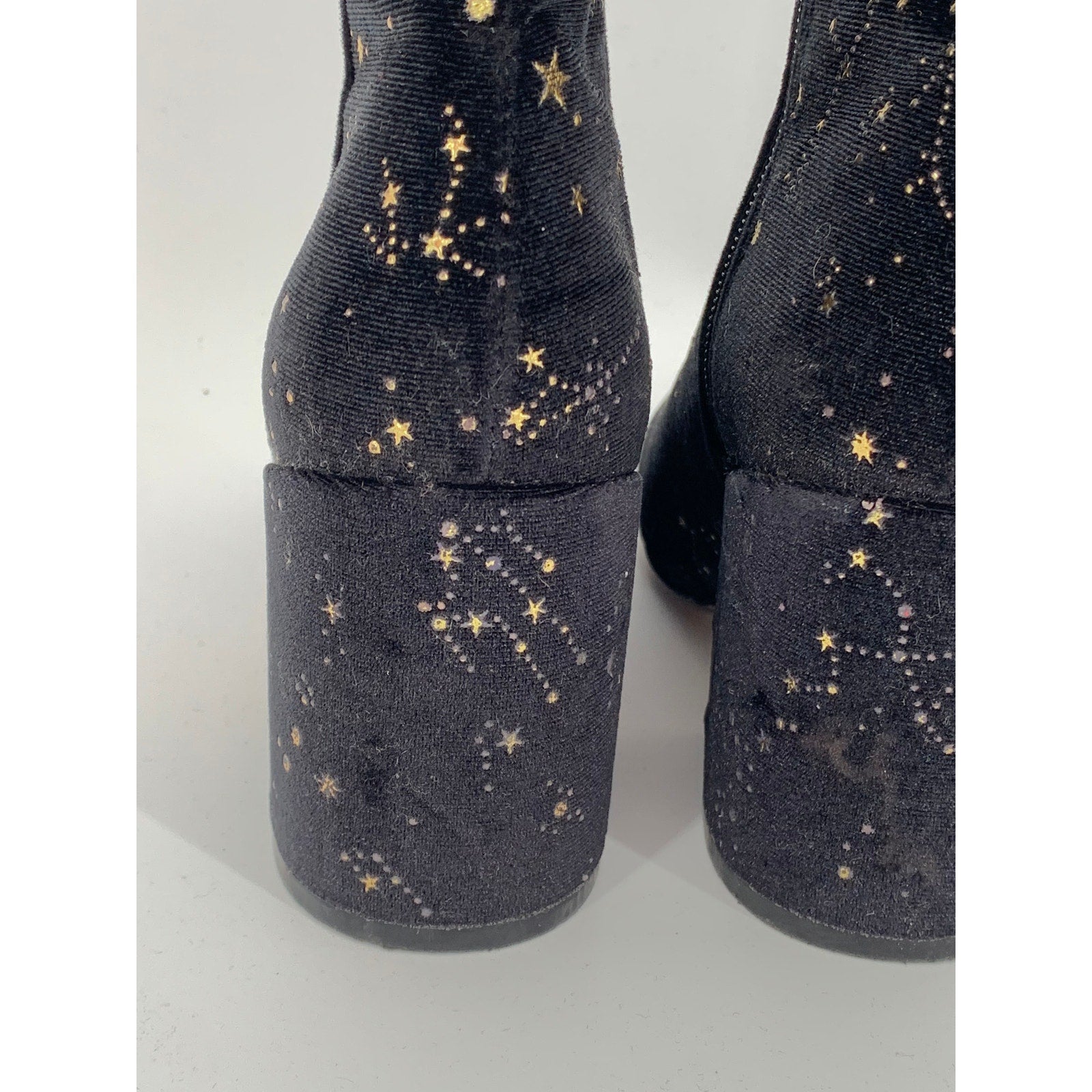 URBAN OUTFITTERS Women's Black-Gold Star Galaxy Faux Suede Ankle Booties SZ 6