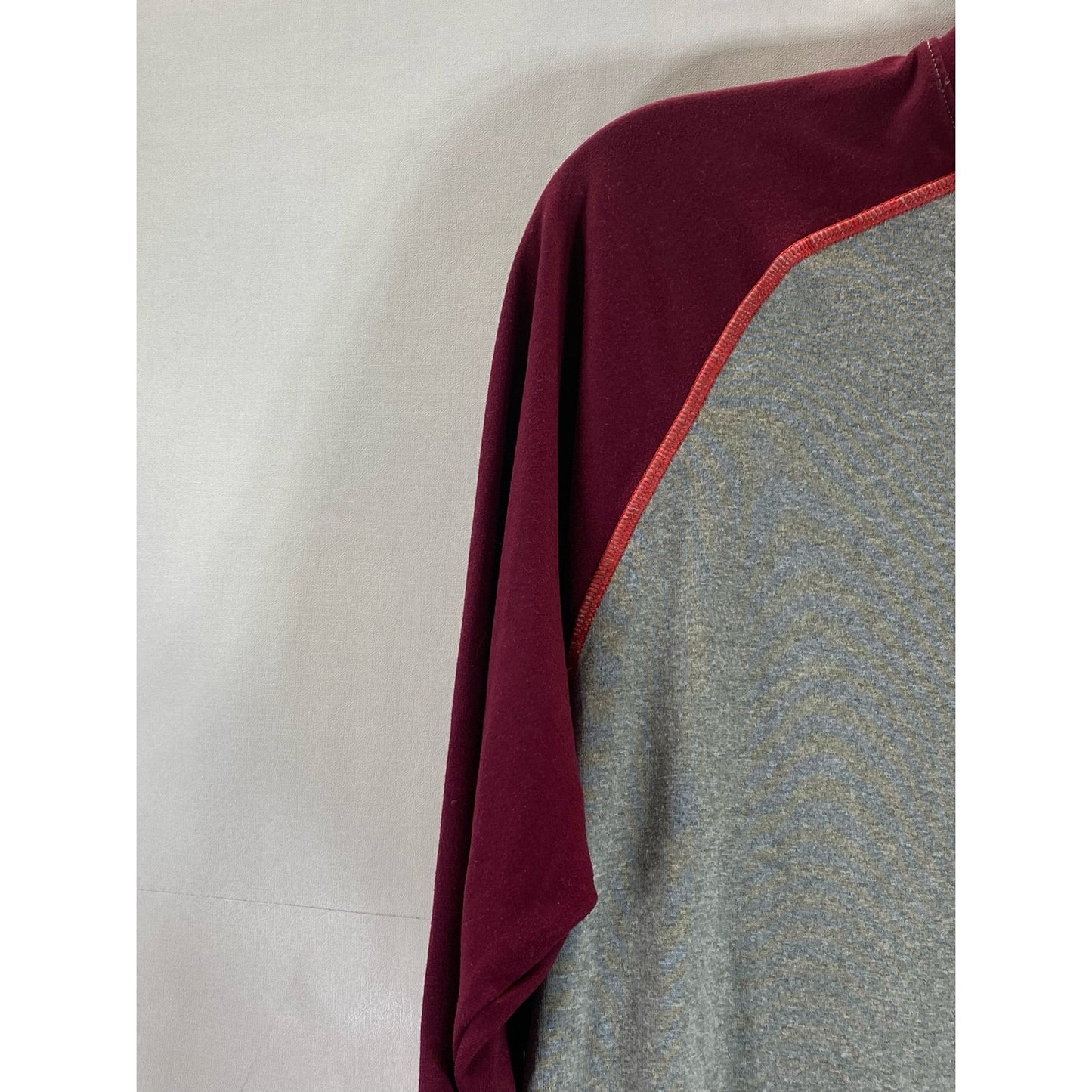 UNDER ARMOUR Men's Gray/Burgundy Crewneck Heatgear 3/4 Sleeve Tech T-Shirt SZ M