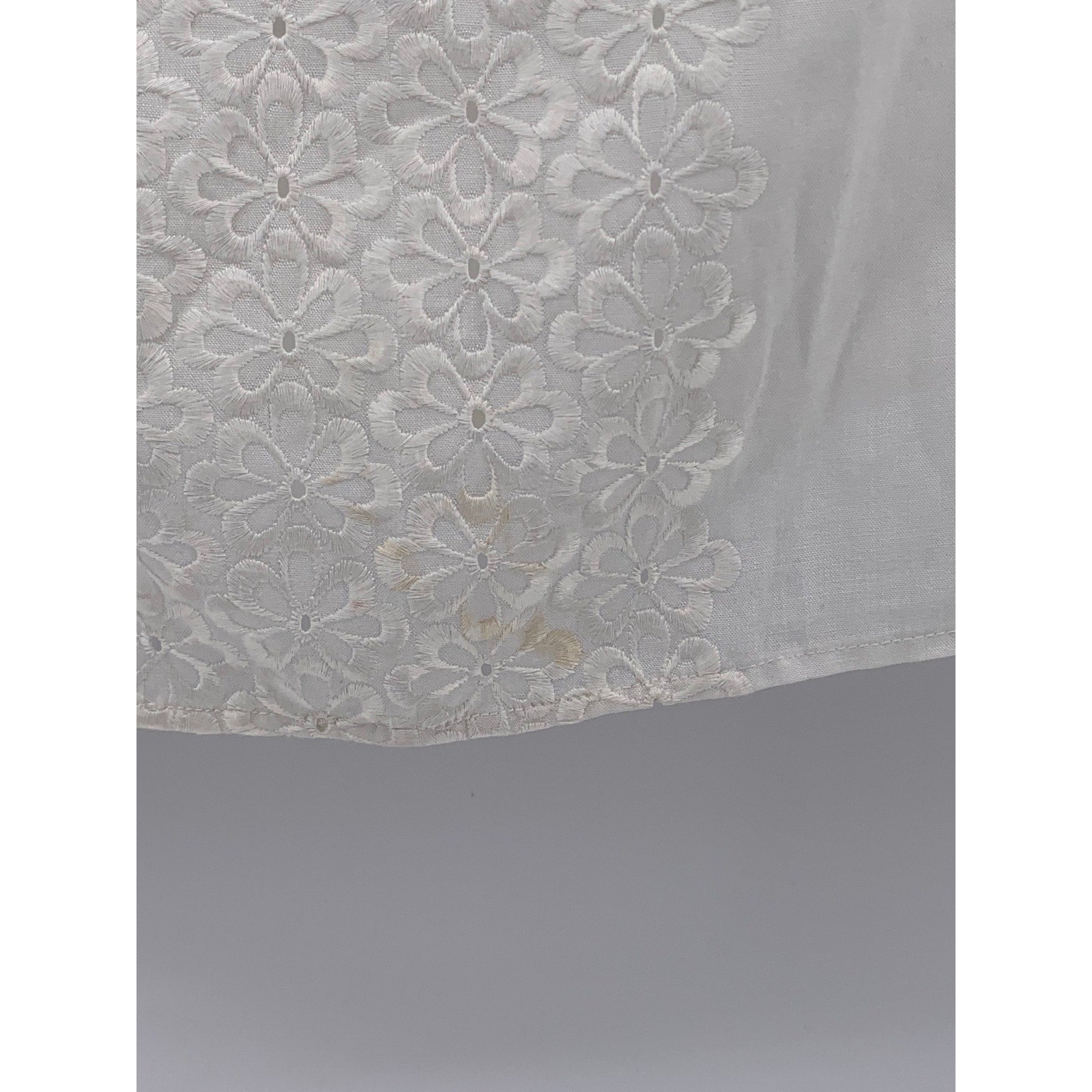 UNBRANDED Women's White Eyelet Embroidered Floral Stripe Sleeveless Top SZ M