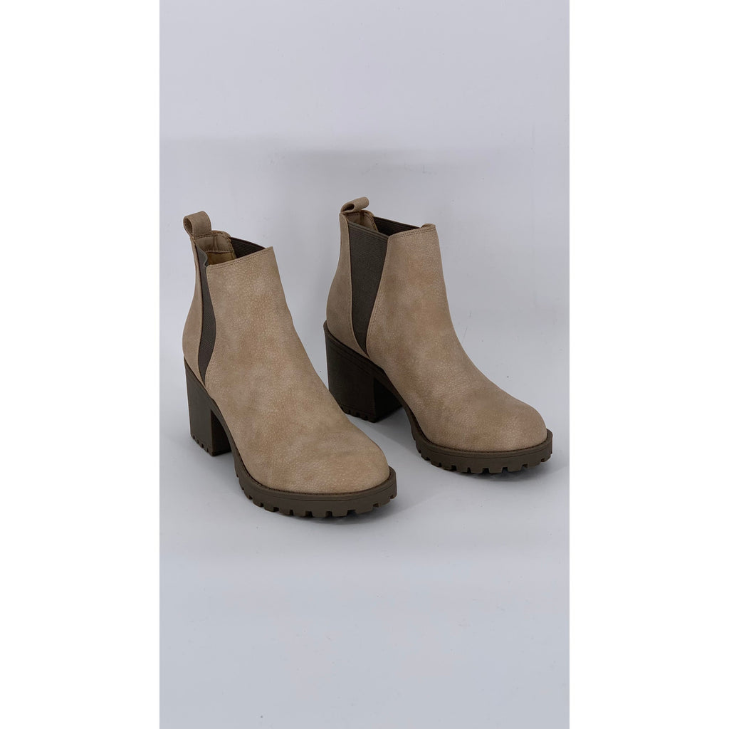 DIRTY LAUNDRY Women's Tan Slip-On Block-Heel Lita Chelsea Boots SZ 6.5