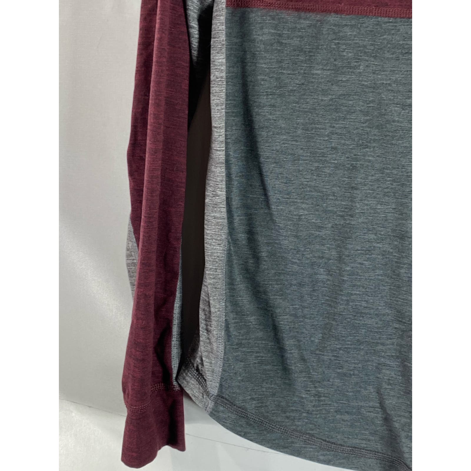 AMERICAN EAGLE Men's Burgundy/Grey Colorblock Crewneck AE Flex T-Shirt SZ S