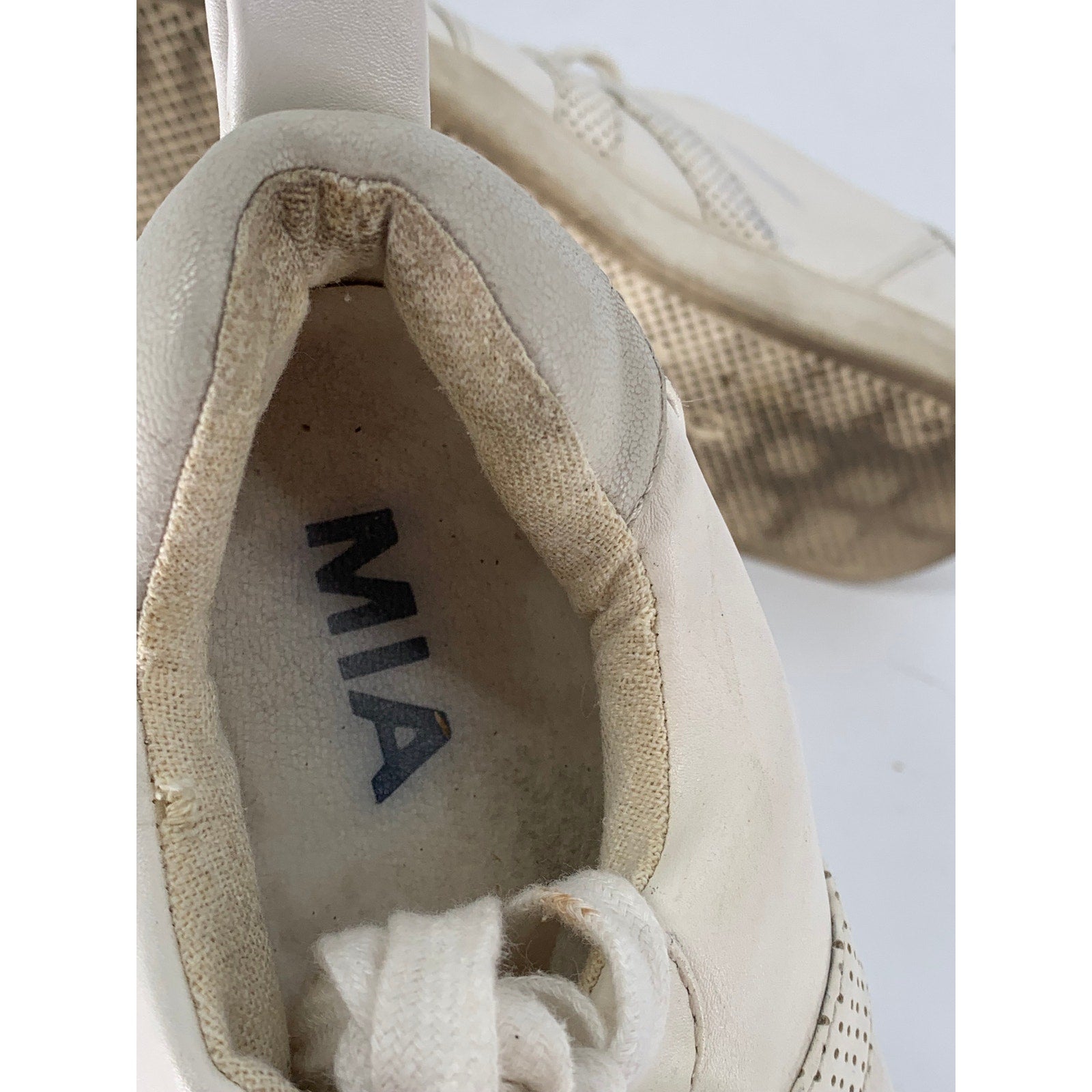 MIA Women's White Perforated Kellan Lace-Up Round-Toe Casual Sneakers SZ 6