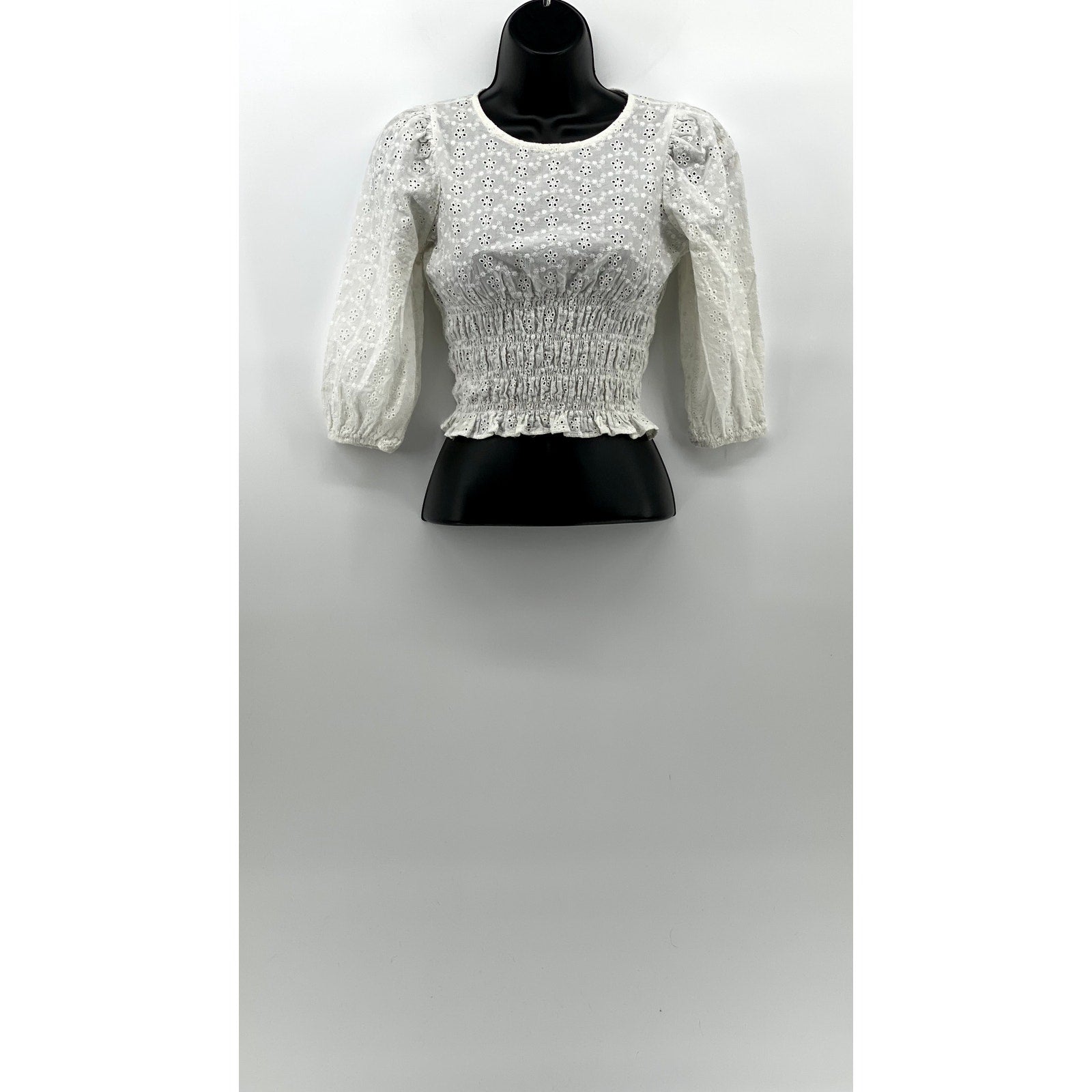 SO Women's White Floral Eyelet Smocked Crewneck Long Sleeve Cropped Top SZ XS