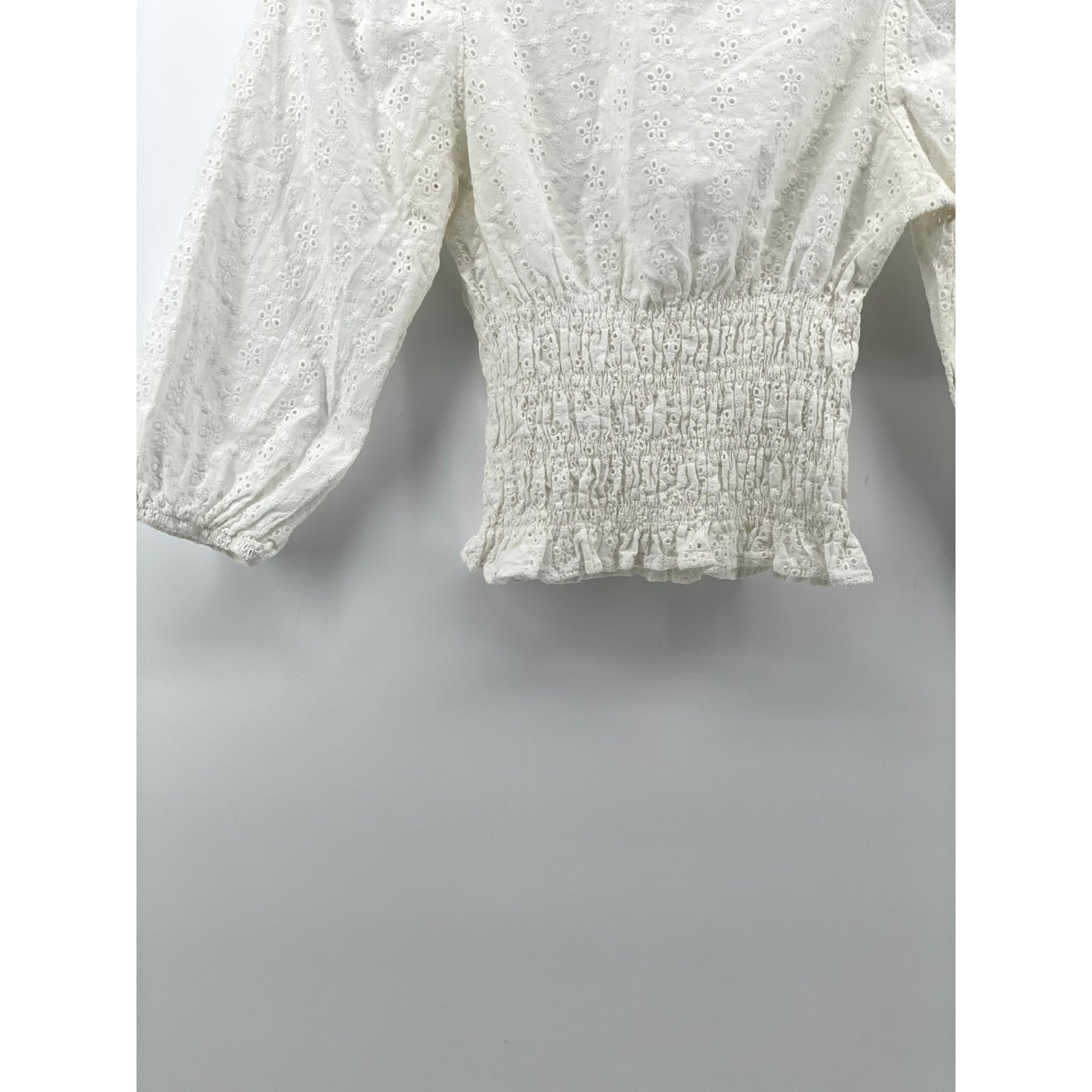 SO Women's White Floral Eyelet Smocked Crewneck Long Sleeve Cropped Top SZ XS