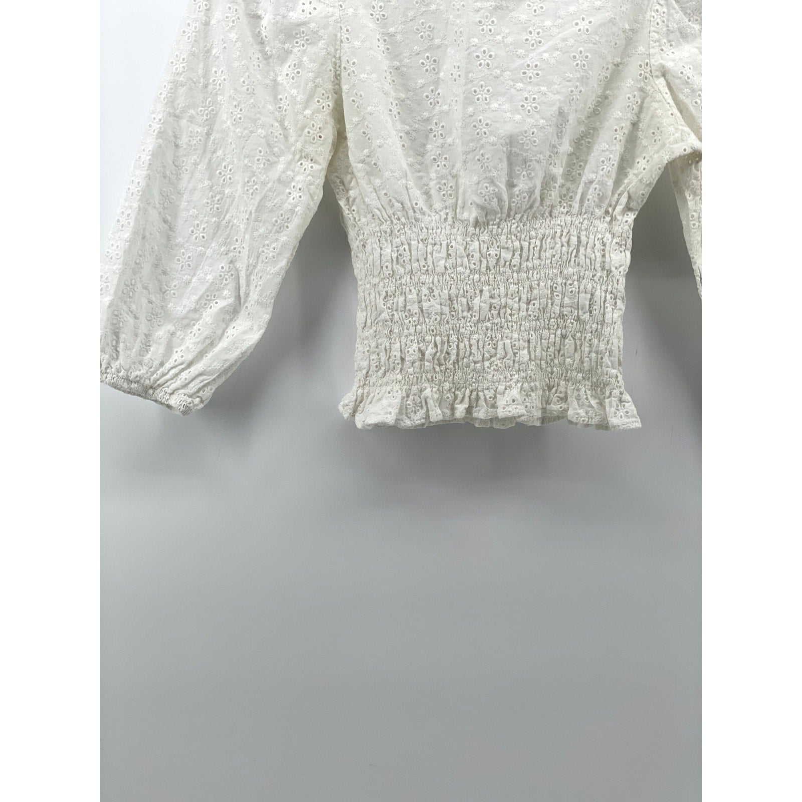 SO Women's White Floral Eyelet Smocked Crewneck Long Sleeve Cropped Top SZ XS