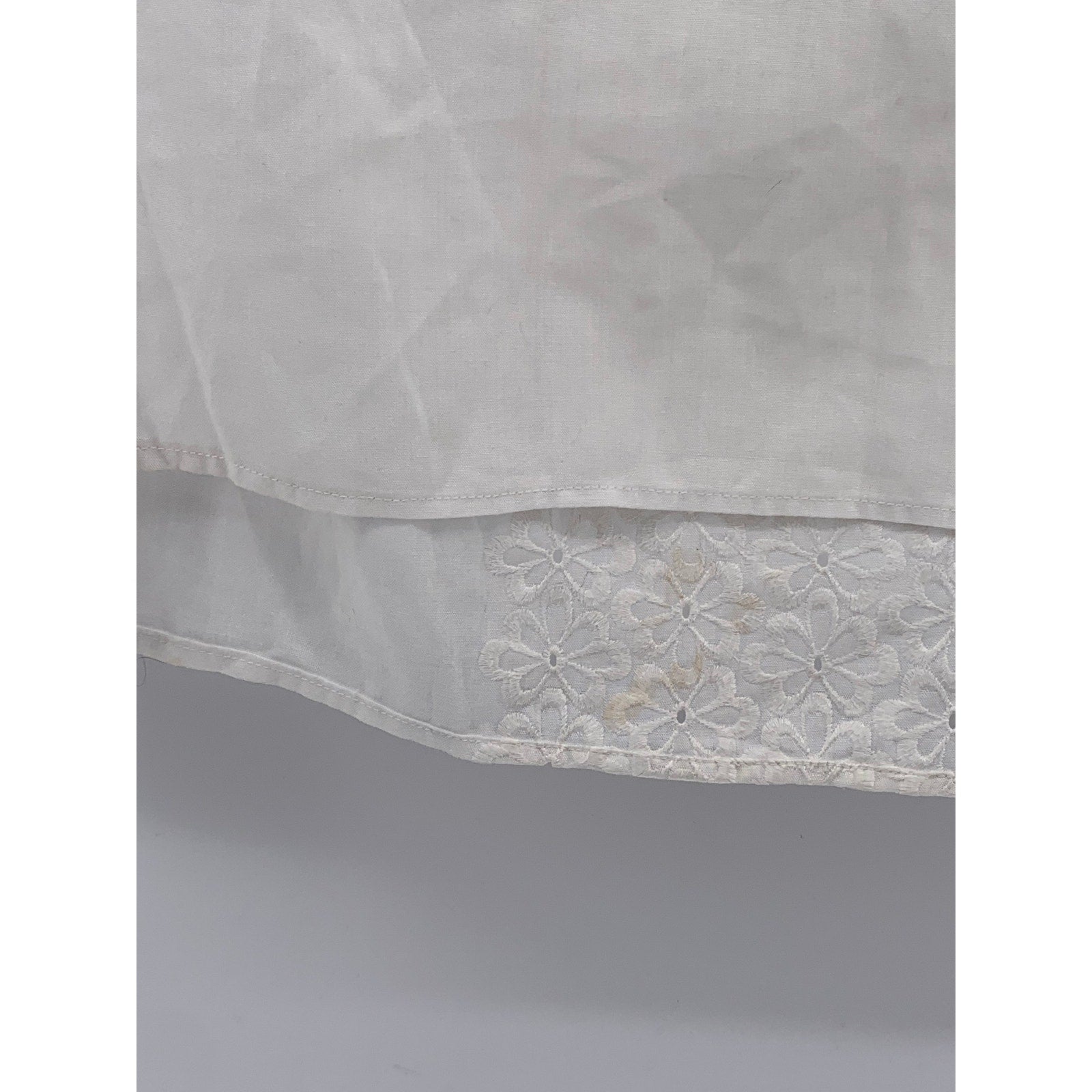 UNBRANDED Women's White Eyelet Embroidered Floral Stripe Sleeveless Top SZ M