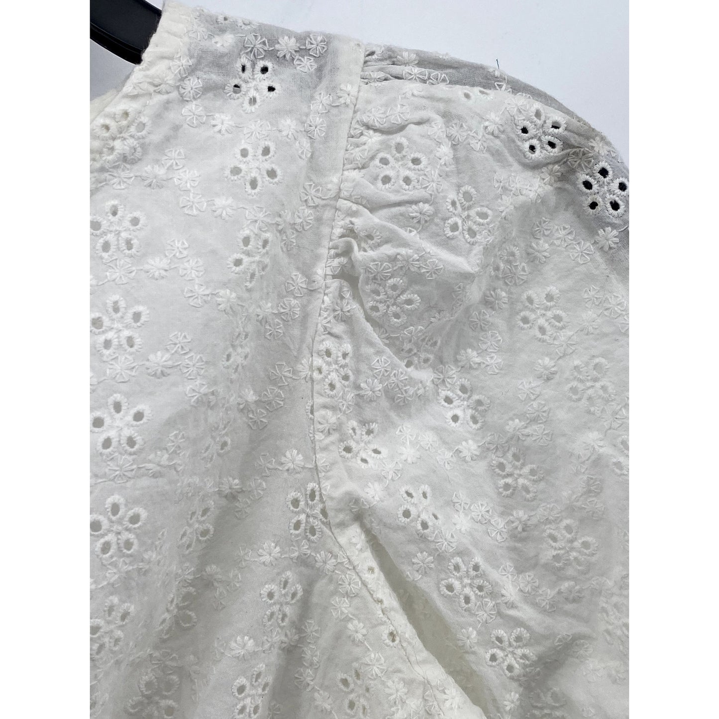 SO Women's White Floral Eyelet Smocked Crewneck Long Sleeve Cropped Top SZ XS