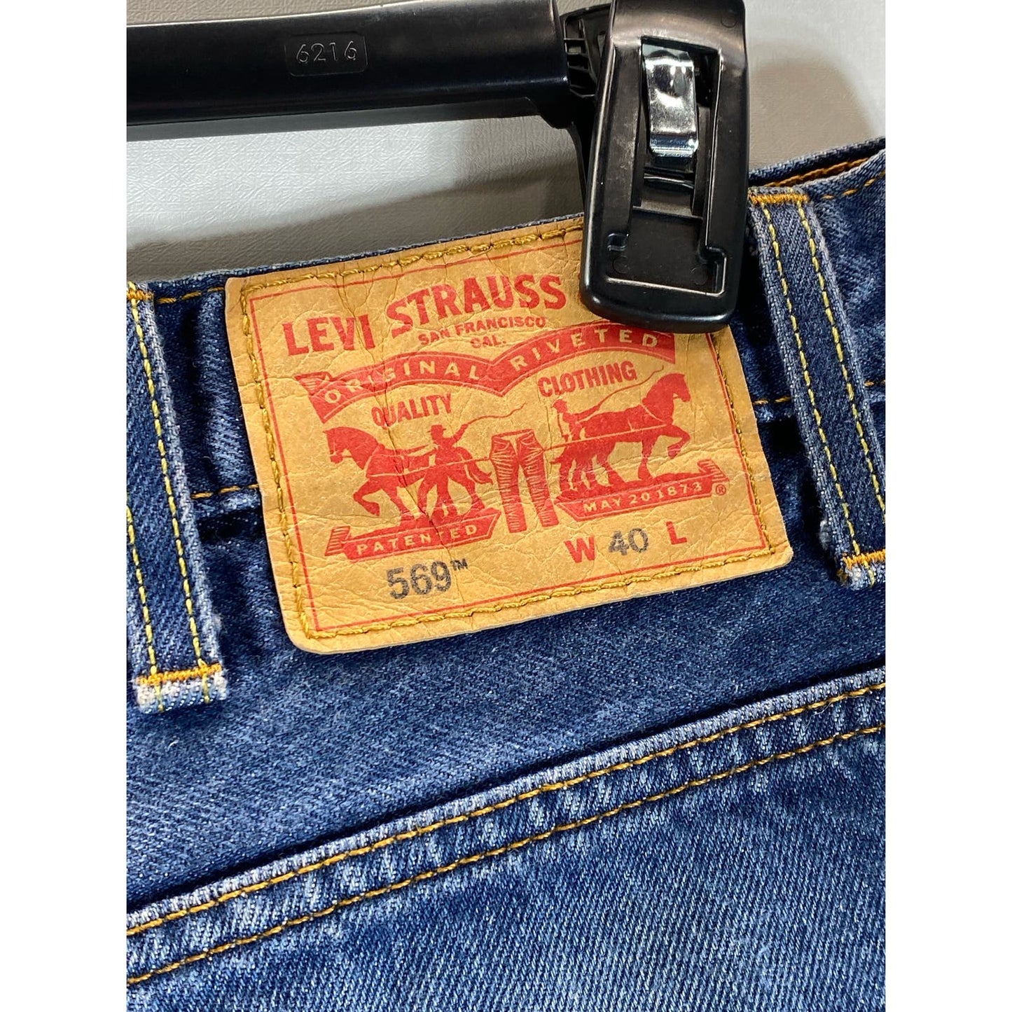 LEVI'S Men's Medium Blue 569 Loose-Fit Faded Five-Pocket Denim Jean Shorts SZ 40