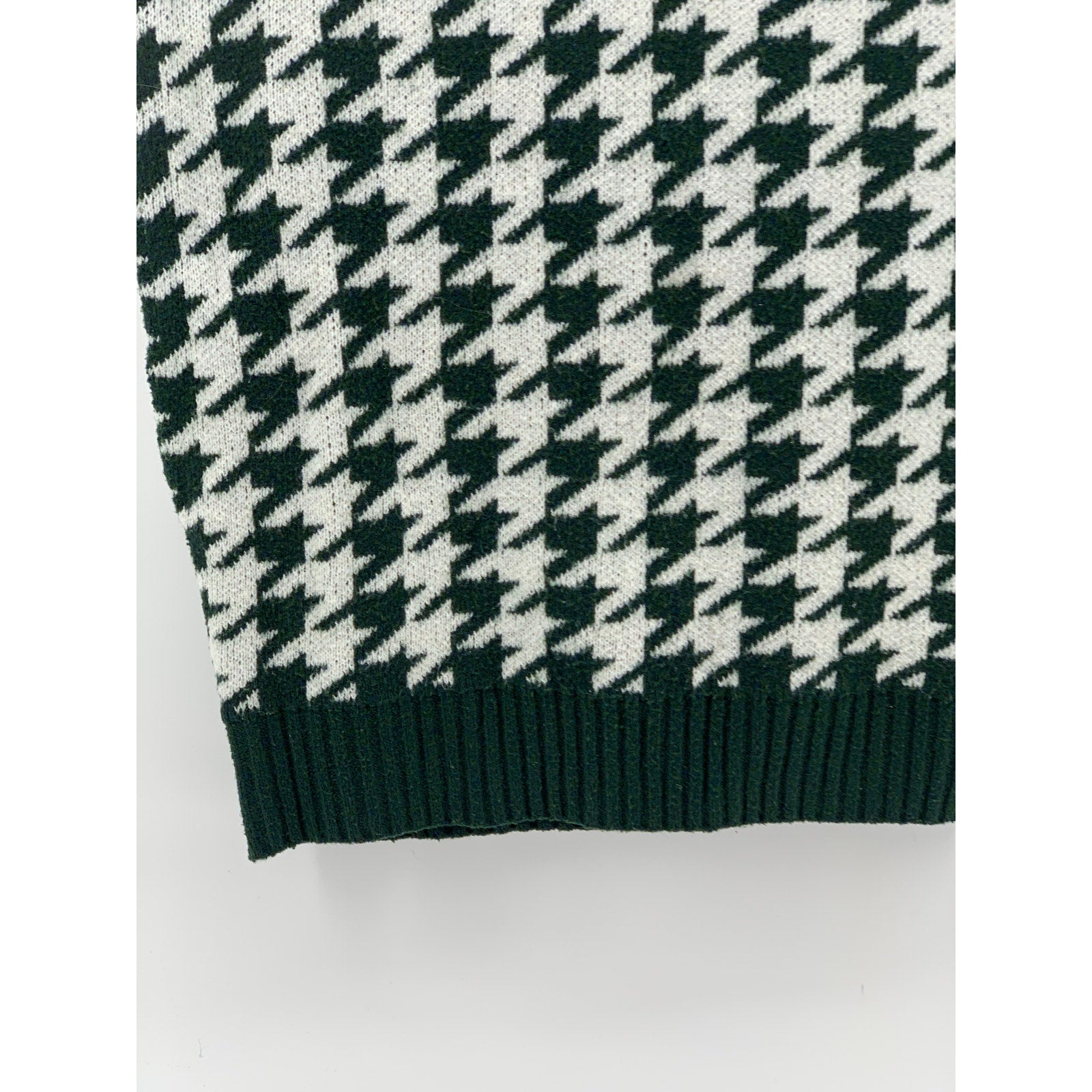 SHEIN Women's Dark Green-White Houndstooth V-Neck Knit Sweater Vest SZ M