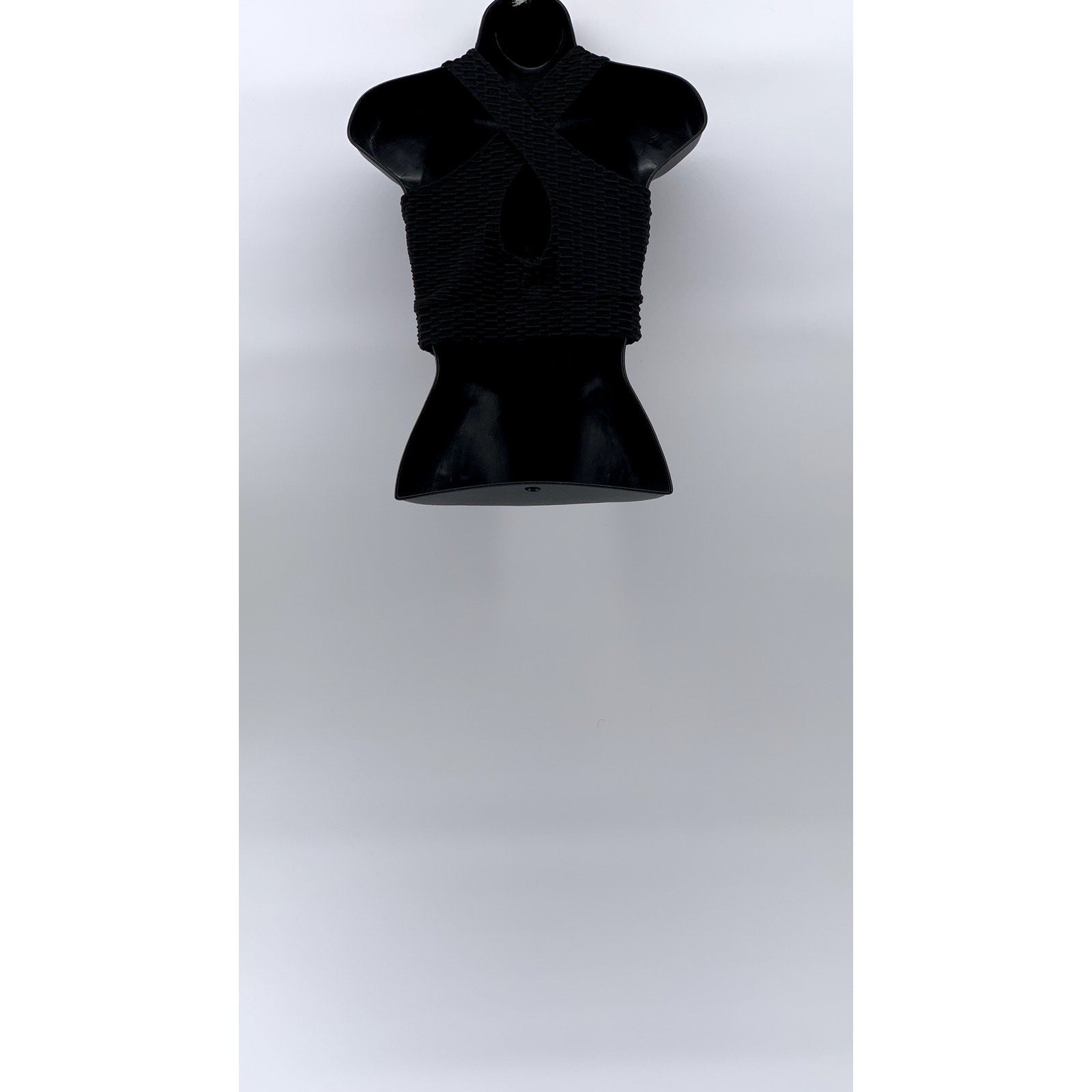 FOREVER 21 Women's Blac Textured V-Neck Cross Back Cropped Top SZ M