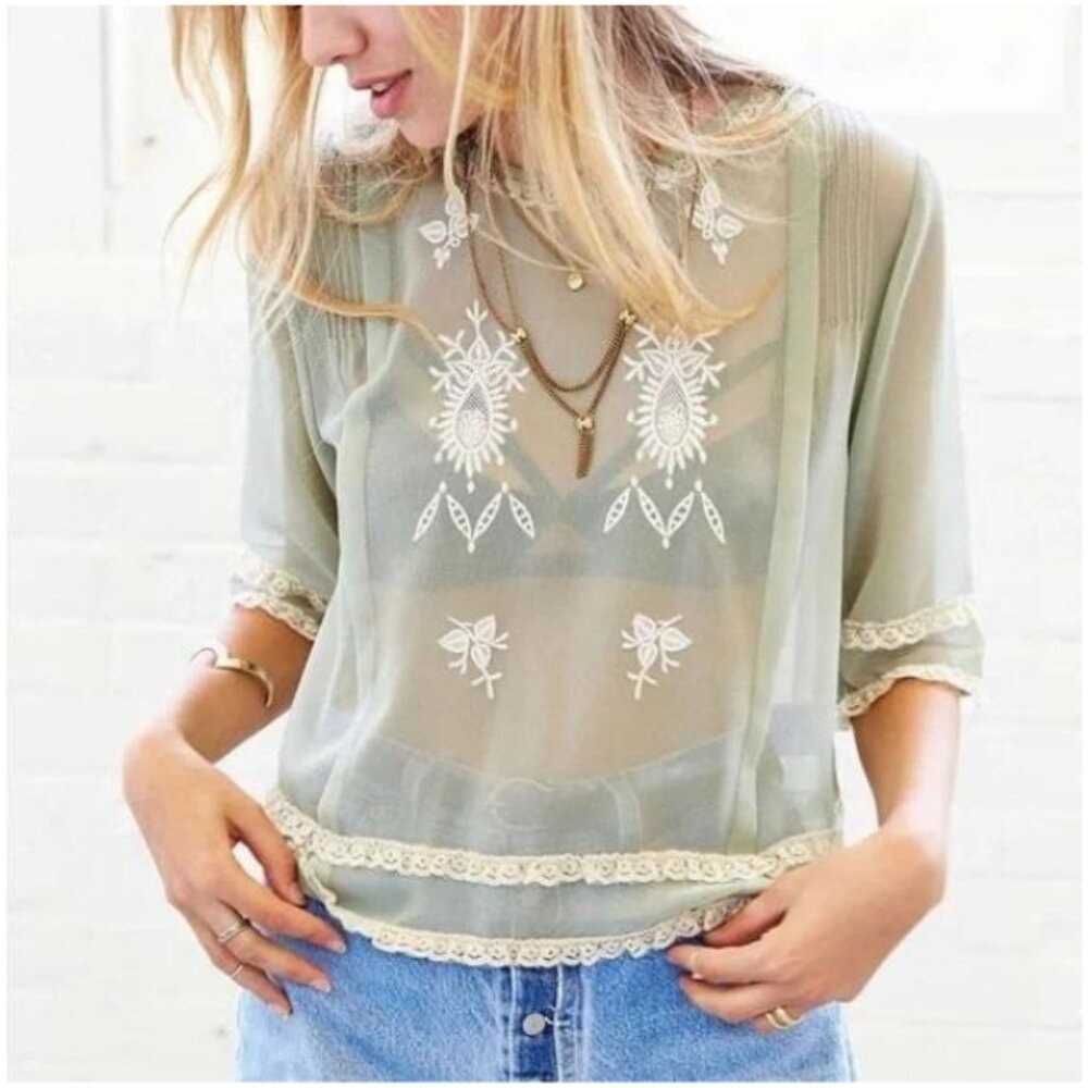 STARING AT STARS Women's Green Embroidered Lace-Trim Sheer Keyhole Top SZ XS