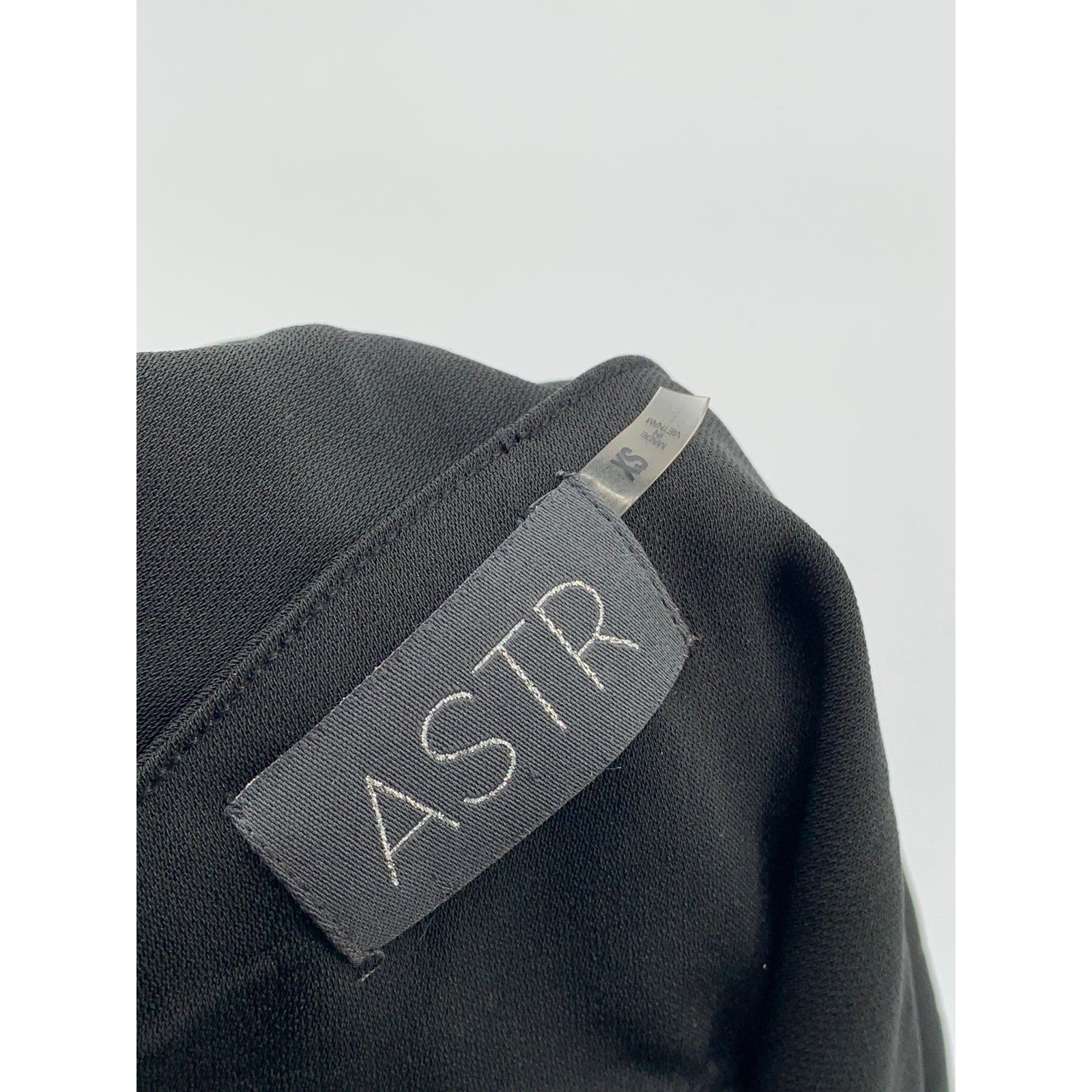 ASTR Women's Black Solid V-Neck Open-Back Halter Jumpsuit SZ XS