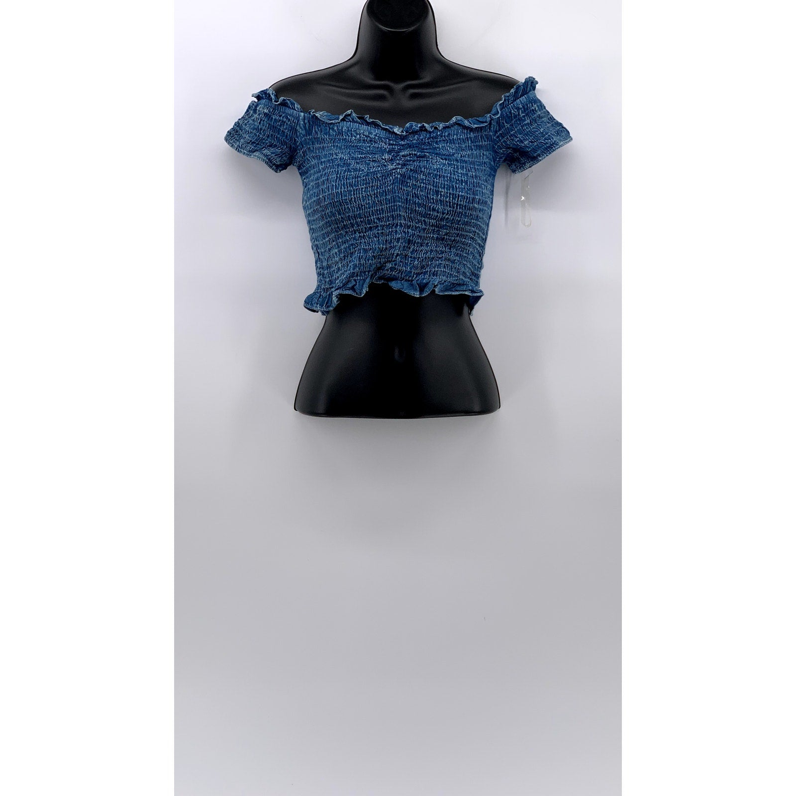 KIWI + PUNCH Women's Blue Denim Smocked Off-The-Shoulder Cropped Top SZ M