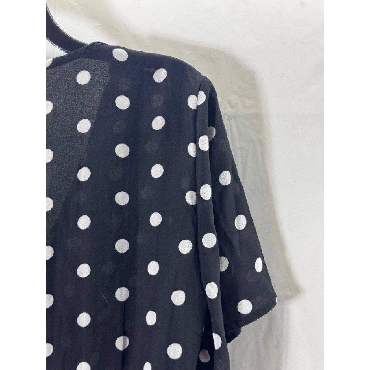 NEW YORK & COMPANY Women's Black/White Polka Dot V-Neck Tie Short Sleeve Top SZM