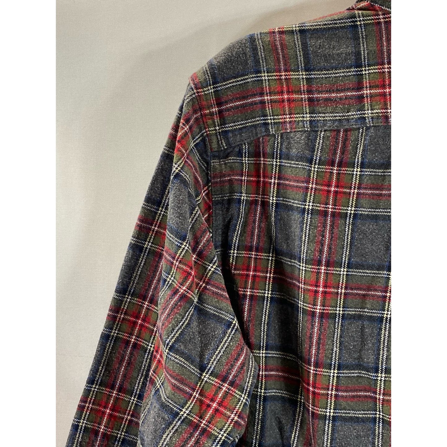 EDDIE BAUER Men's Grey/Red Plaid Button-Up Long Sleeve Flannel Shirt SZ L