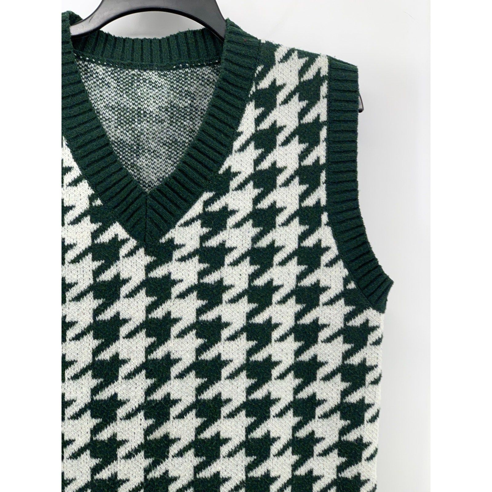 SHEIN Women's Dark Green-White Houndstooth V-Neck Knit Sweater Vest SZ M