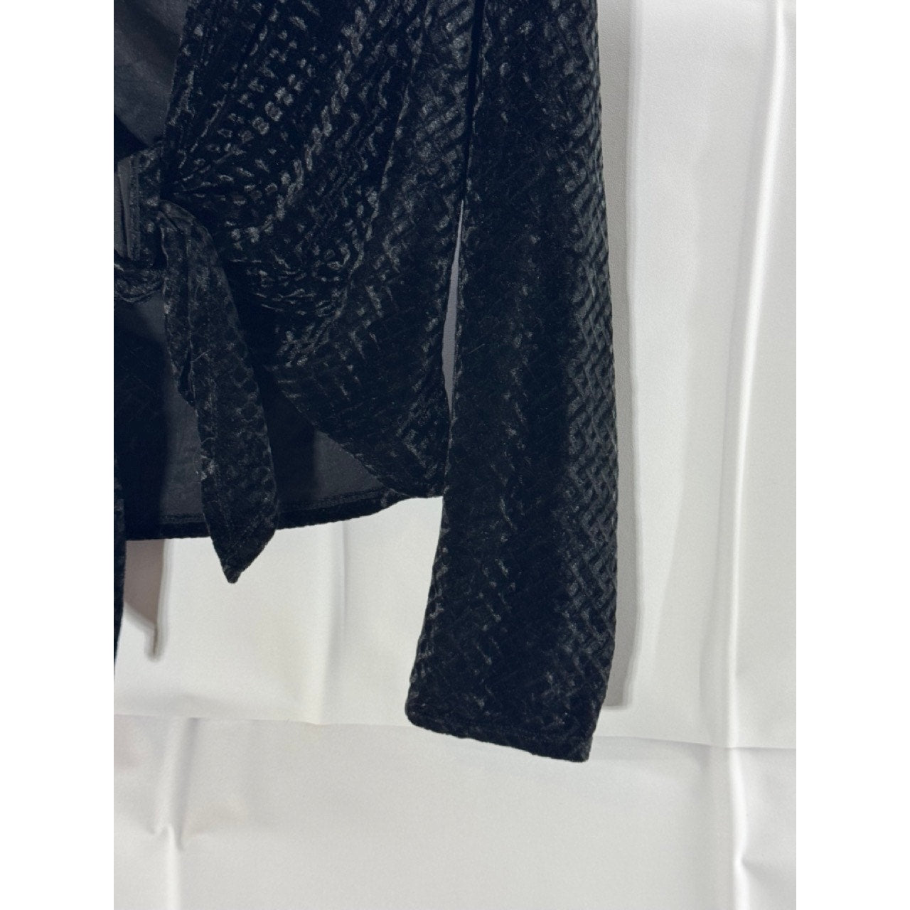 UNBRANDED Women's Black Velvet Long Sleeve V-Neck Tie-Front Top SZ M