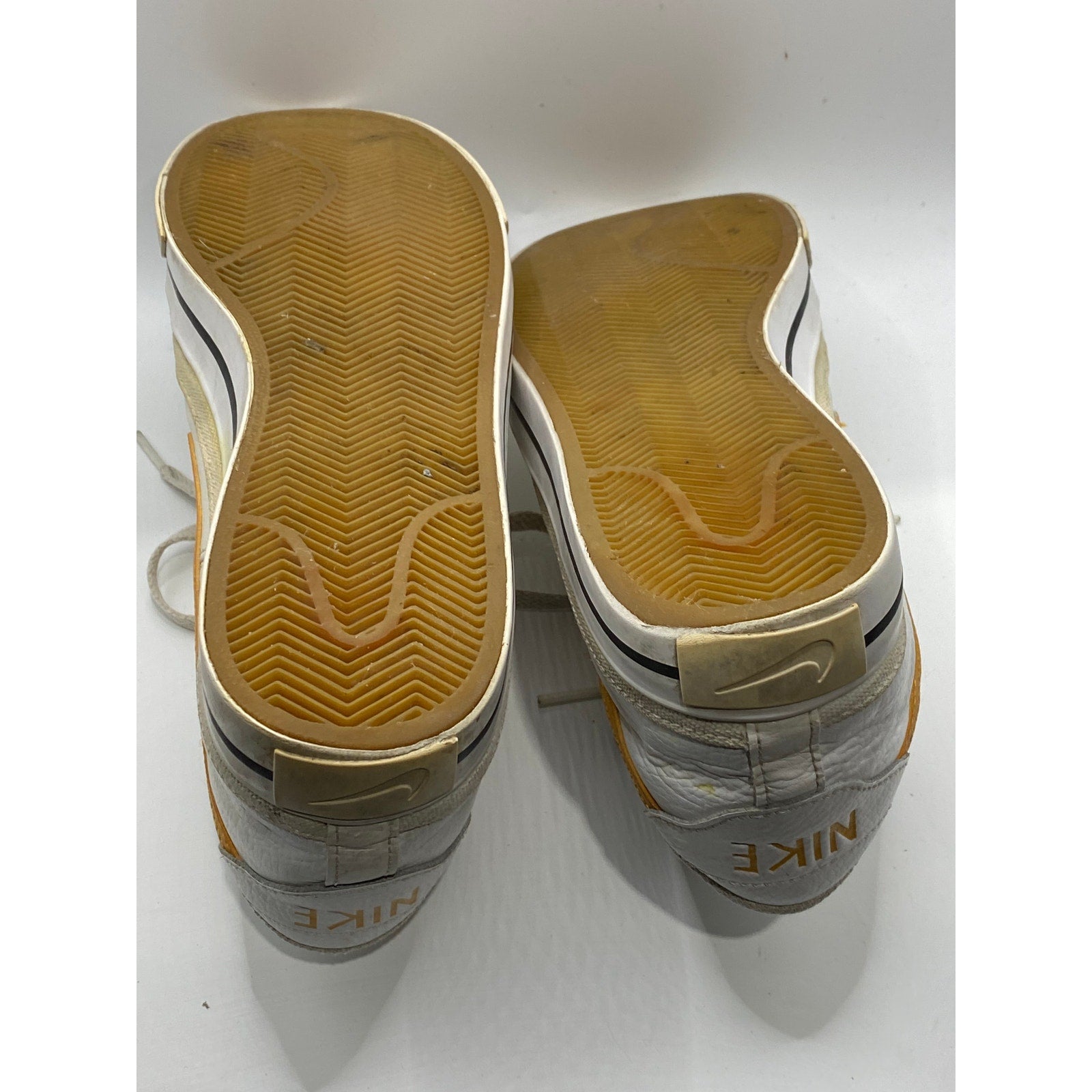 NIKE Men's Distressed White Leather Court Legacy Round-Toe Lace-Up Sneakers SZ11