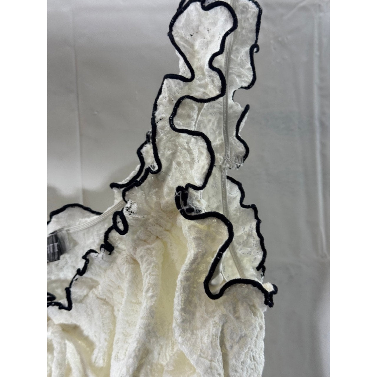 URBAN OUTFITTERS Women's White/Black Lettuce-Trim Floral Lace Tie-Front Top SZ S
