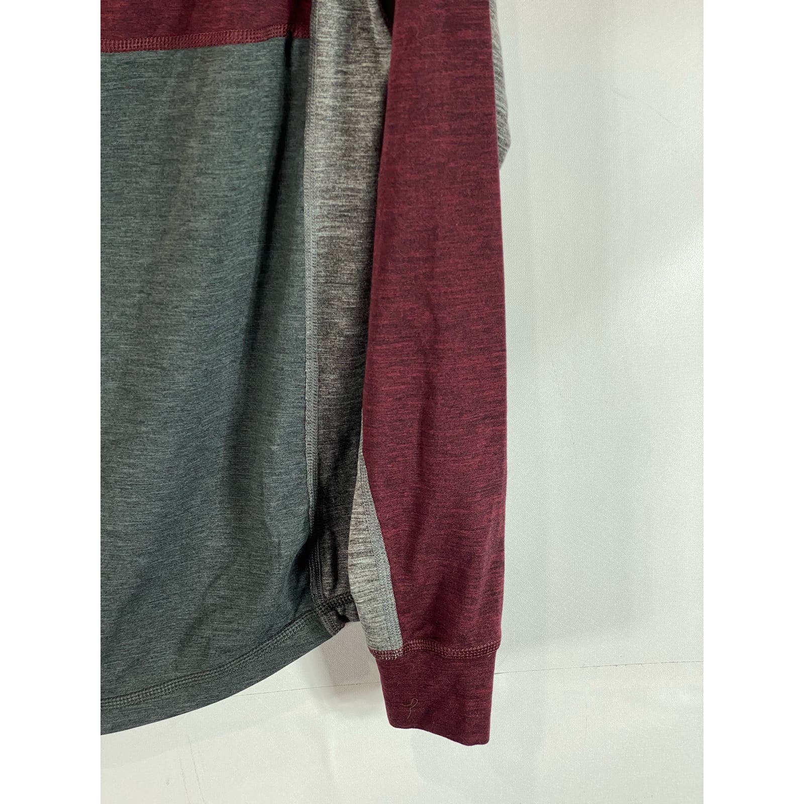 AMERICAN EAGLE Men's Burgundy/Grey Colorblock Crewneck AE Flex T-Shirt SZ S