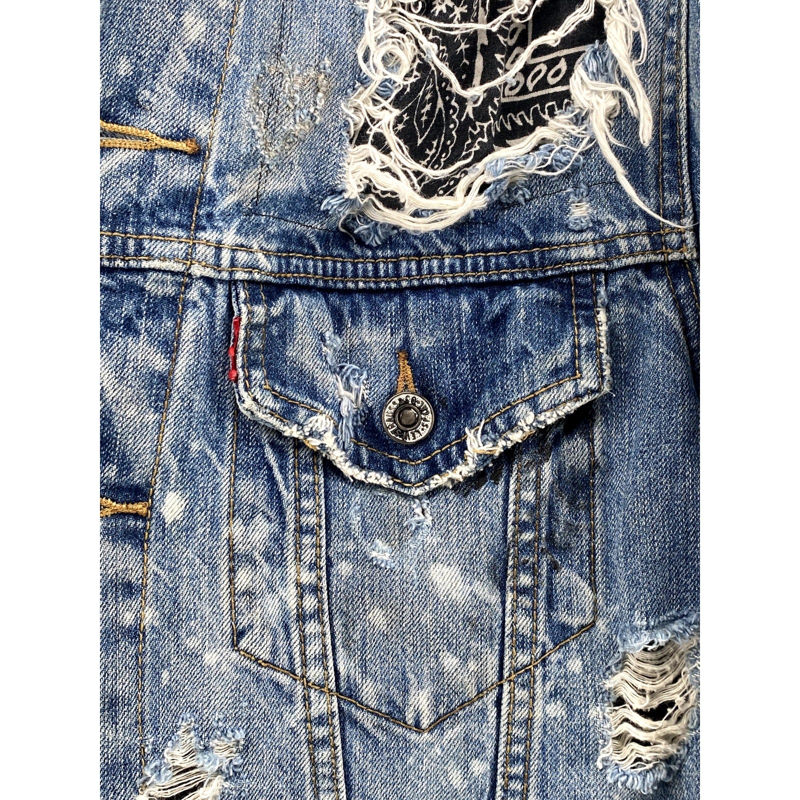 LEVI'S Men's Medium Wash Distressed Patchwork Streetwear Button-Up Jacket SZ M/L