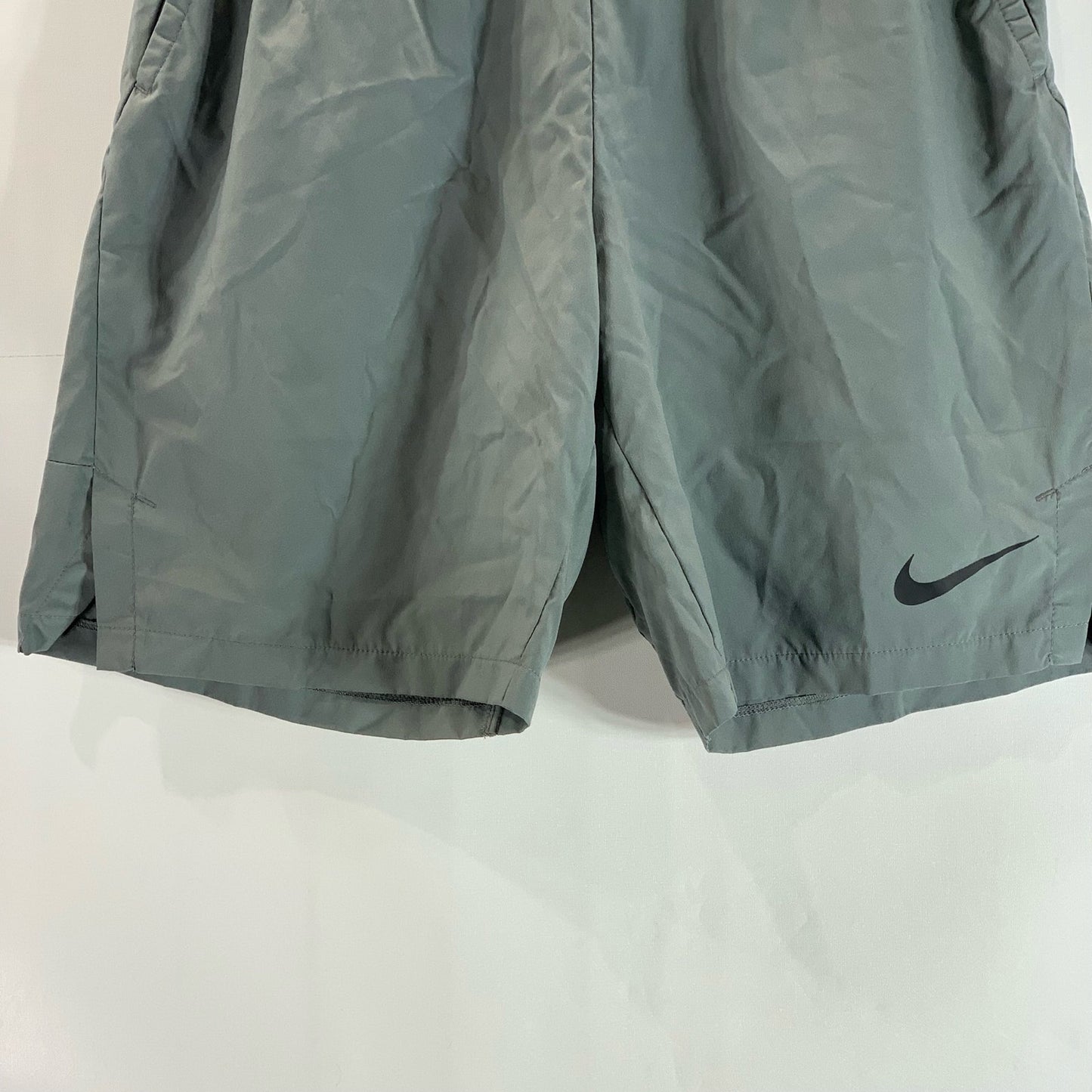 NIKE Men's Gray Dri-Fit Standard-Fit Low-Rise Drawstring Active Shorts SZ M