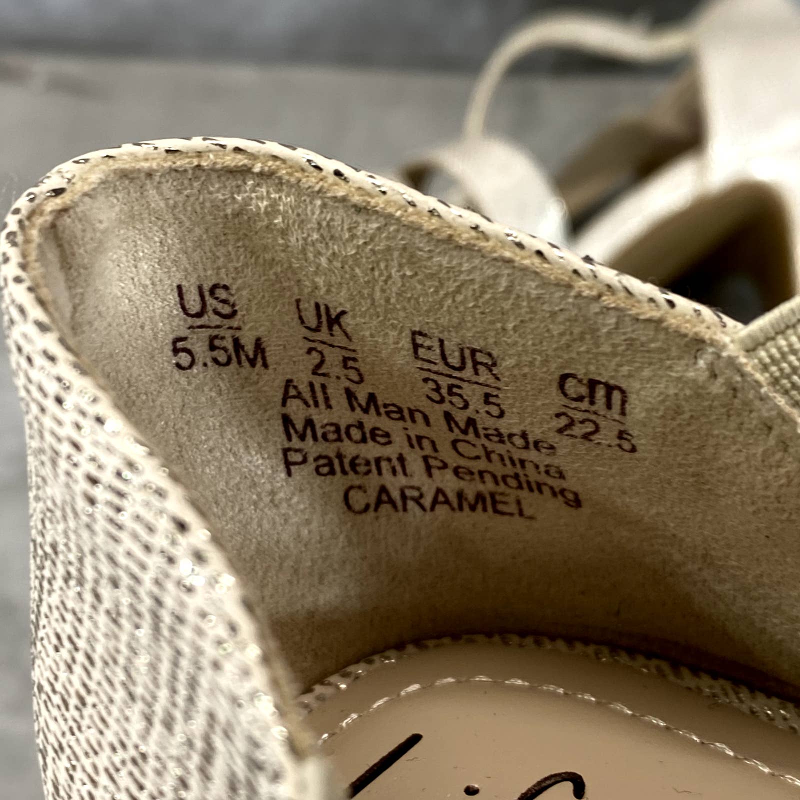 LIFESTRIDE Women's Platinum Faux Leather Caramel Open-Toe City Sandals SZ 5.5