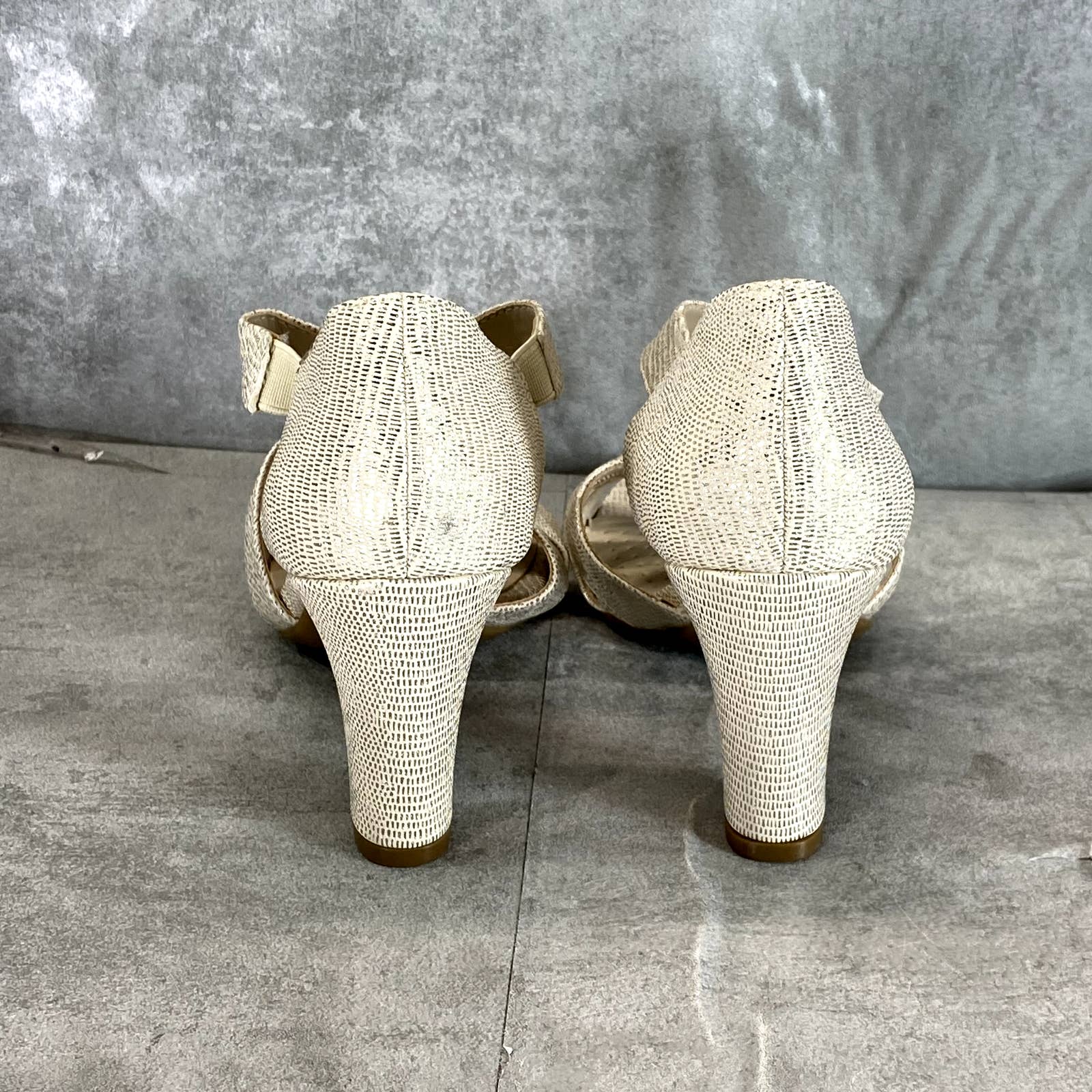 LIFESTRIDE Women's Platinum Faux Leather Caramel Open-Toe City Sandals SZ 5.5