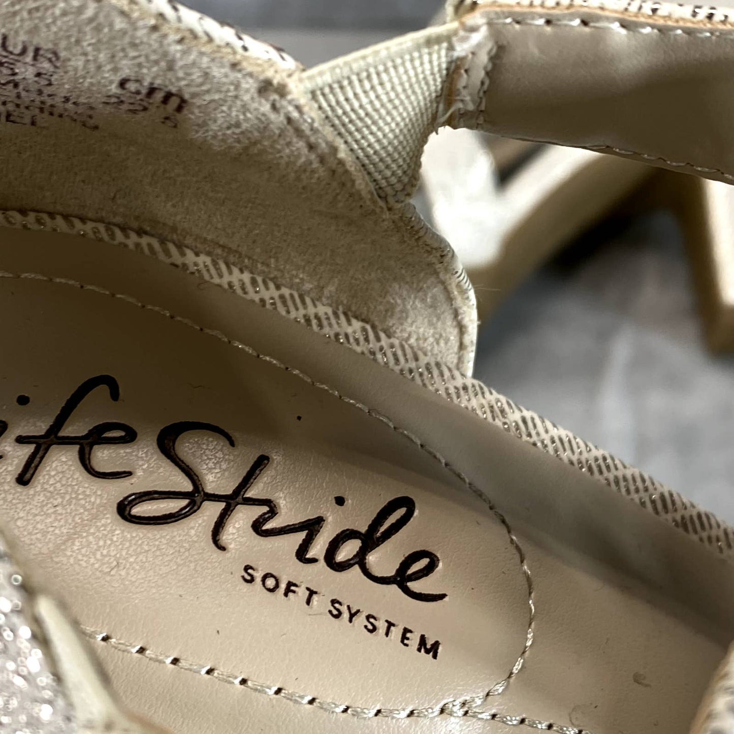 LIFESTRIDE Women's Platinum Faux Leather Caramel Open-Toe City Sandals SZ 5.5