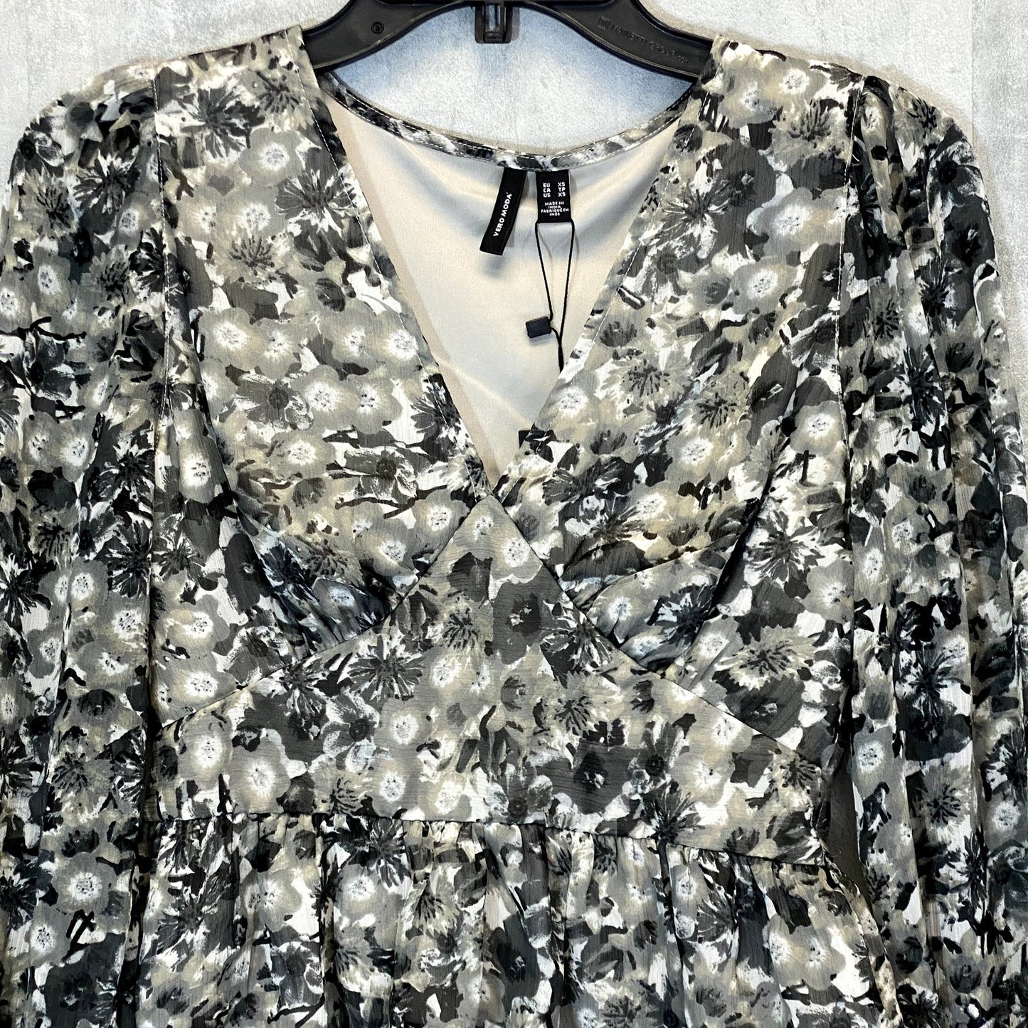 VERO MODA Women's Black Floral Print V-Neck Bell Sleeve Flutter Blouse SZ XS